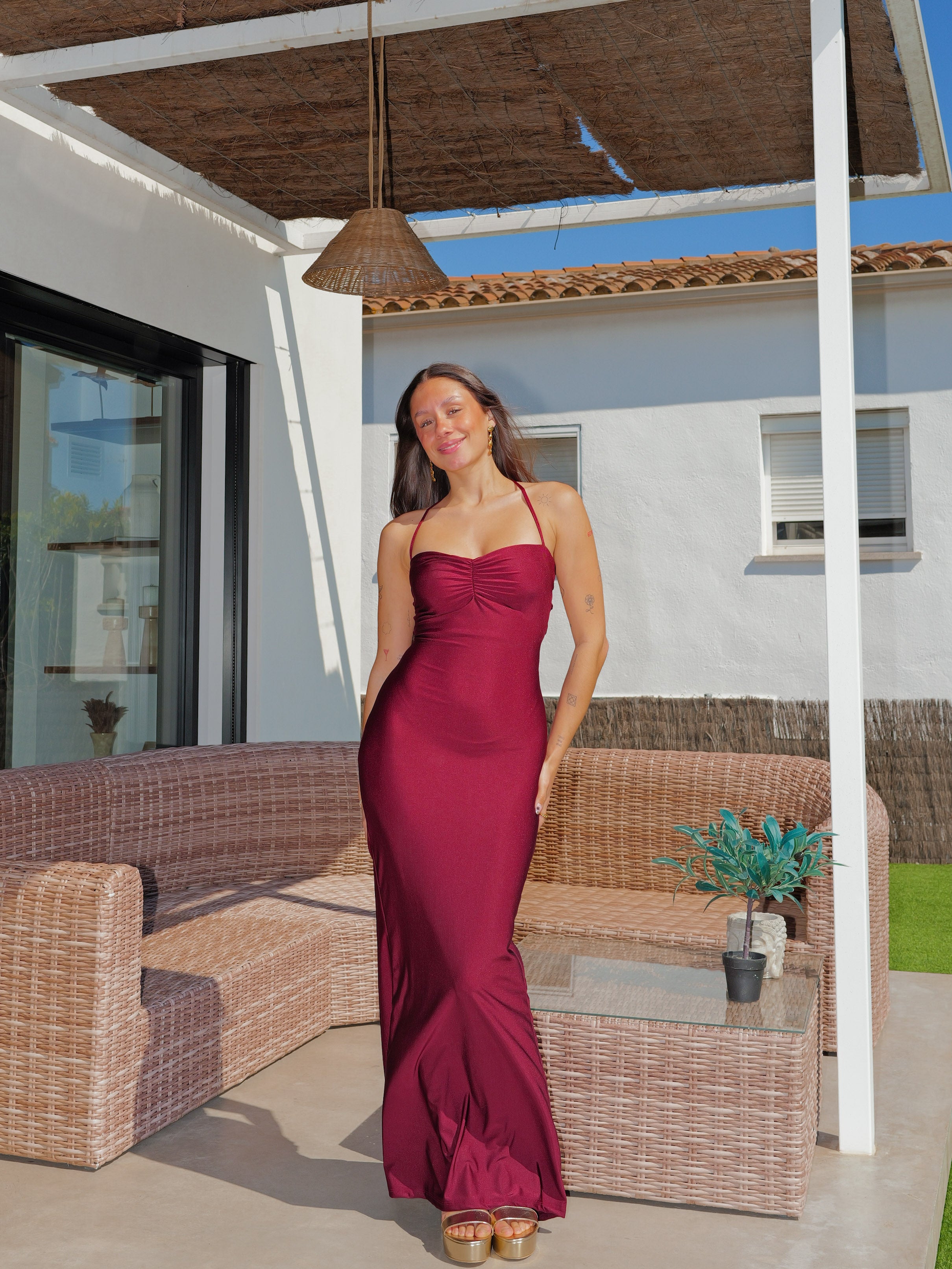 Abito lungo bordeaux con arricciature e intrecci