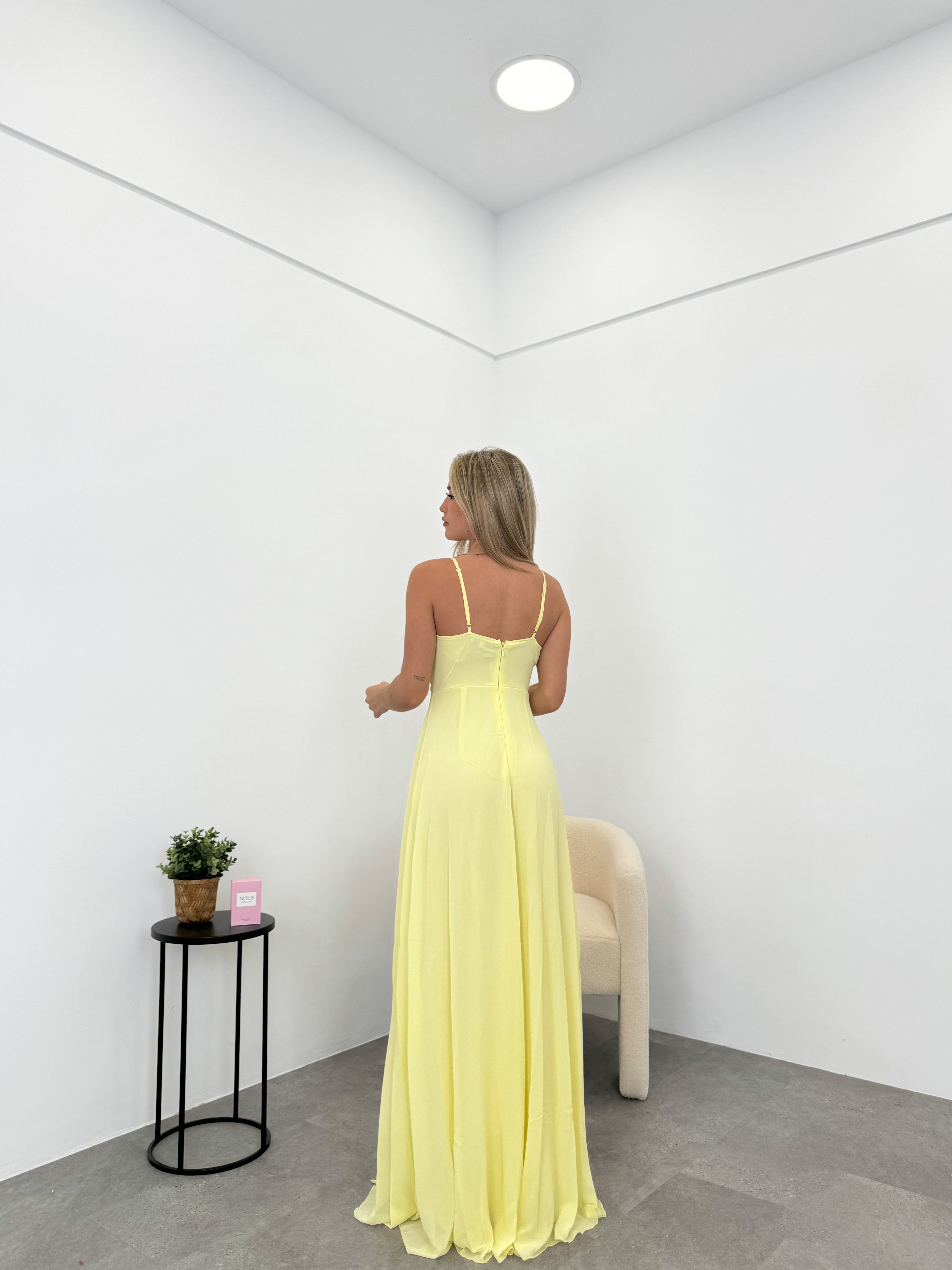 Vestido crepe pico amarillo