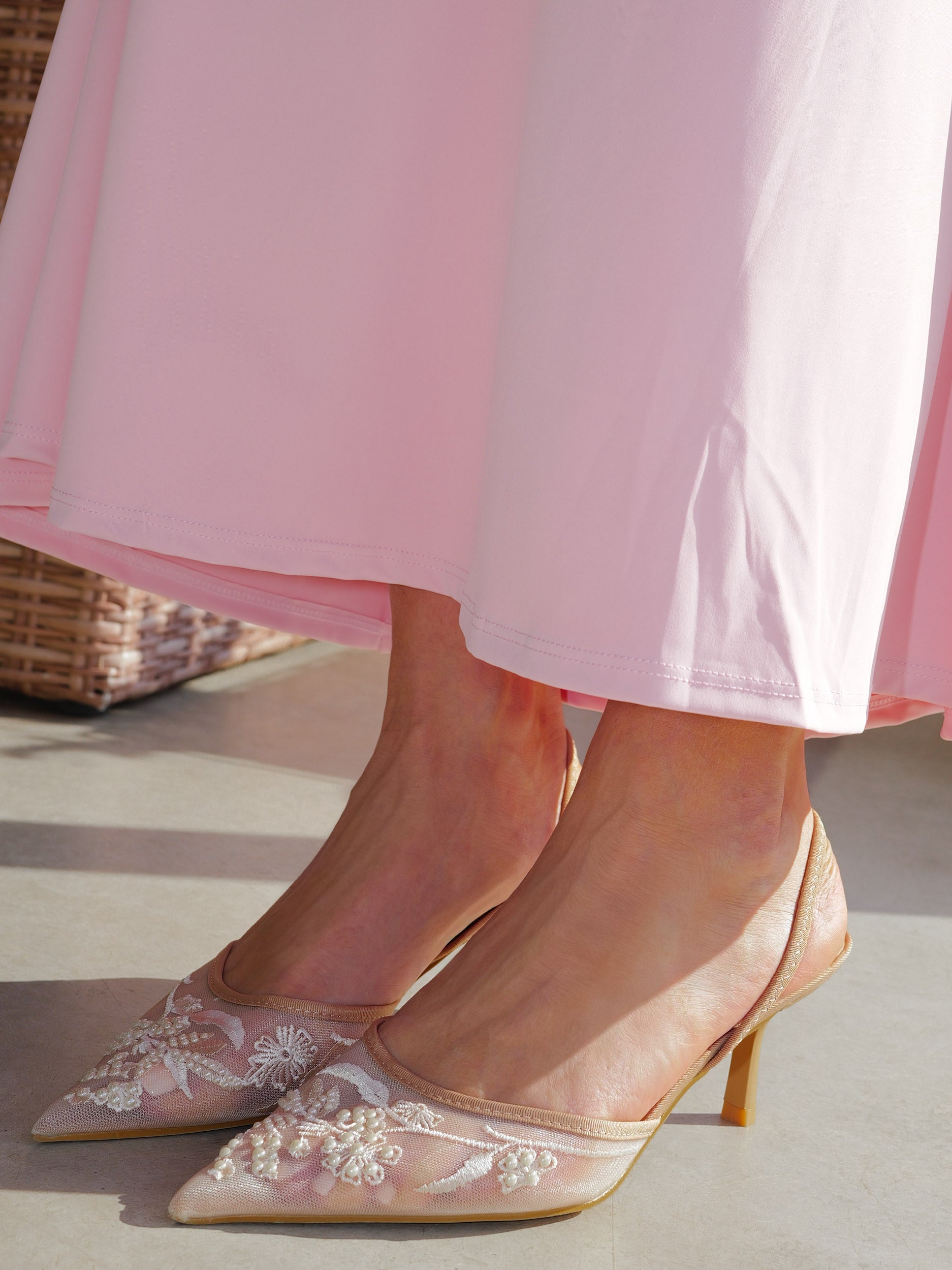 Beige embroidered heeled shoe