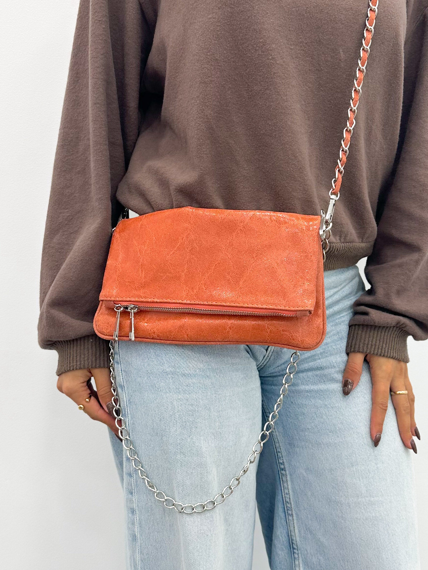 Bolso piel cadenas brillo coral