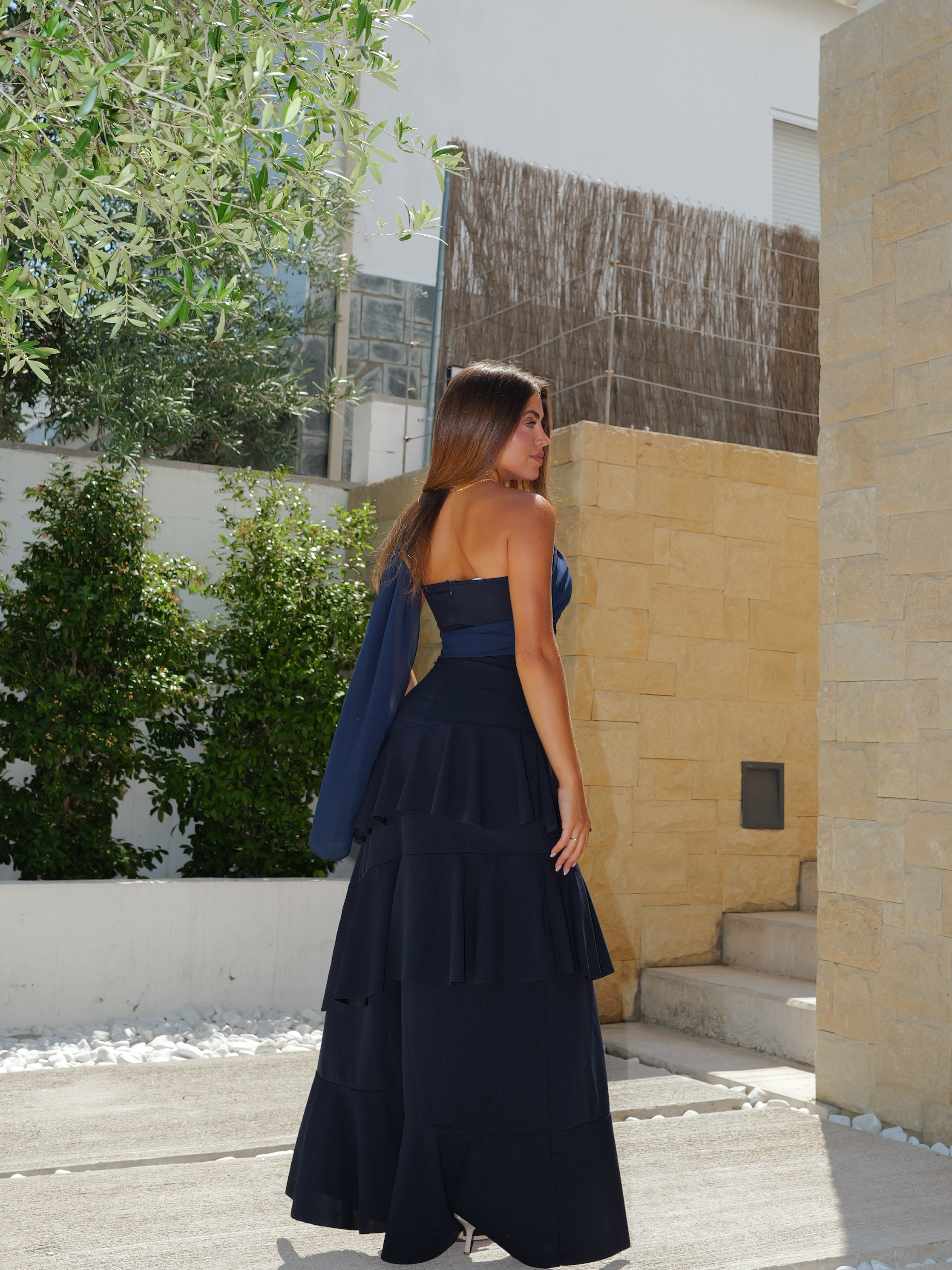 Abito blu navy con balze asimmetriche
