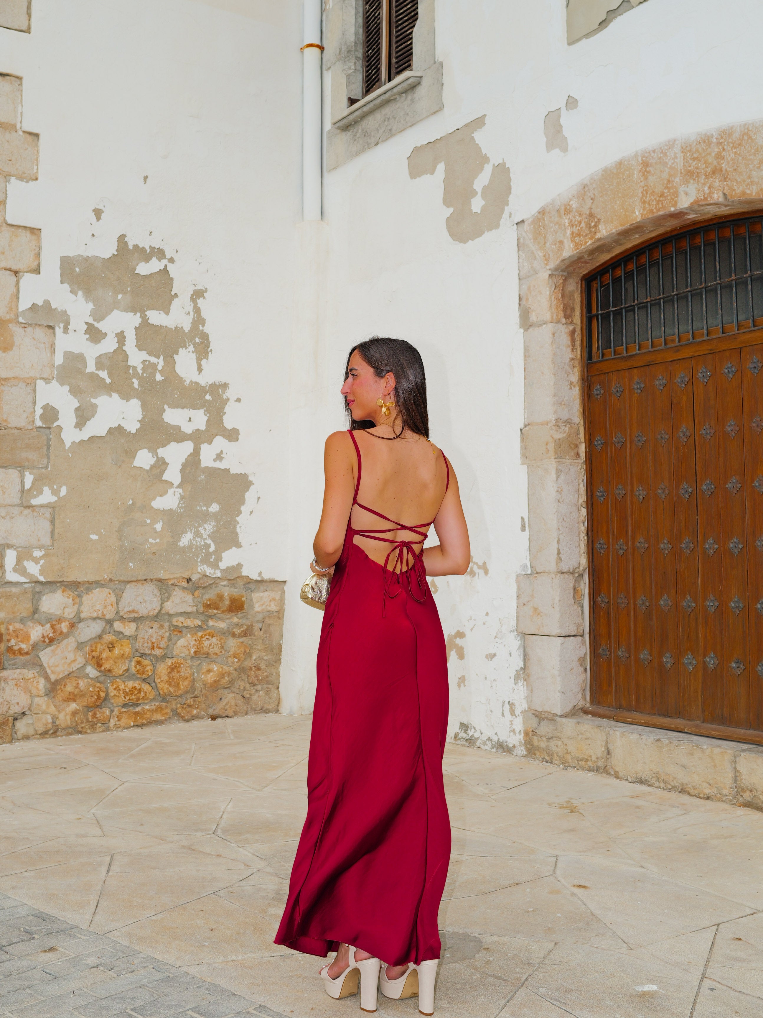 Vestido raso pico tirantes burdeos