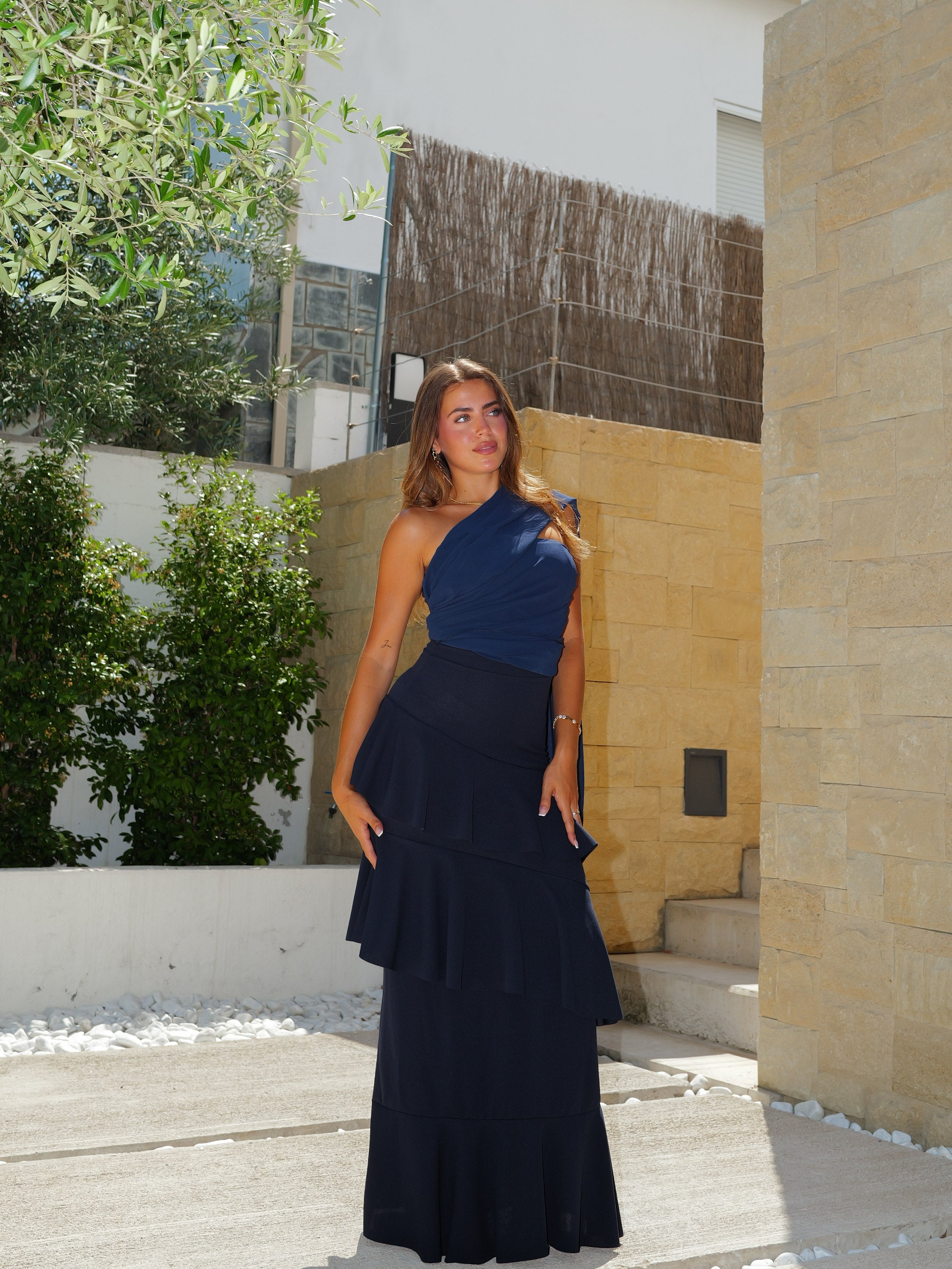 Abito blu navy con balze asimmetriche