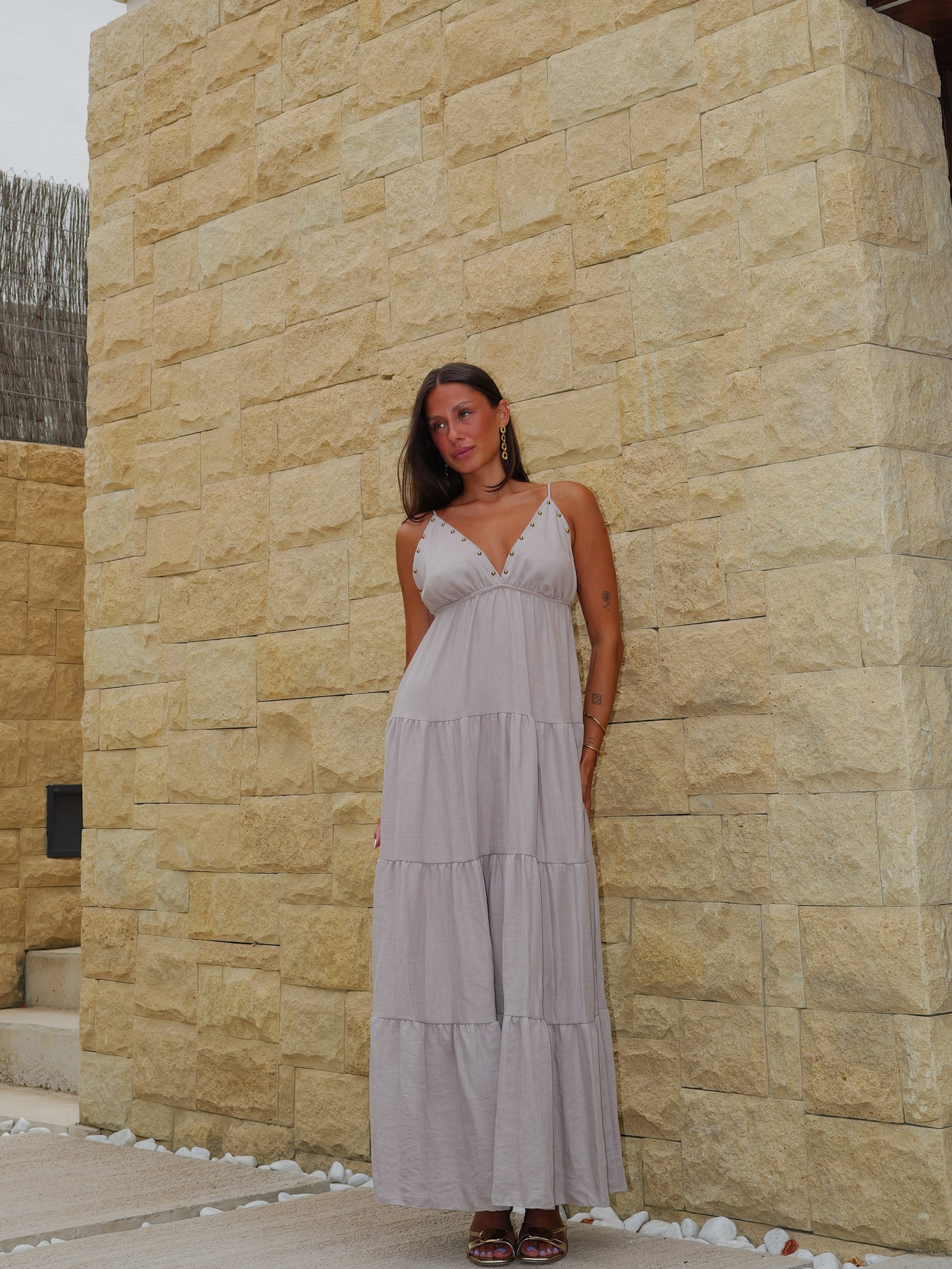 Vestido largo pico tachas beige