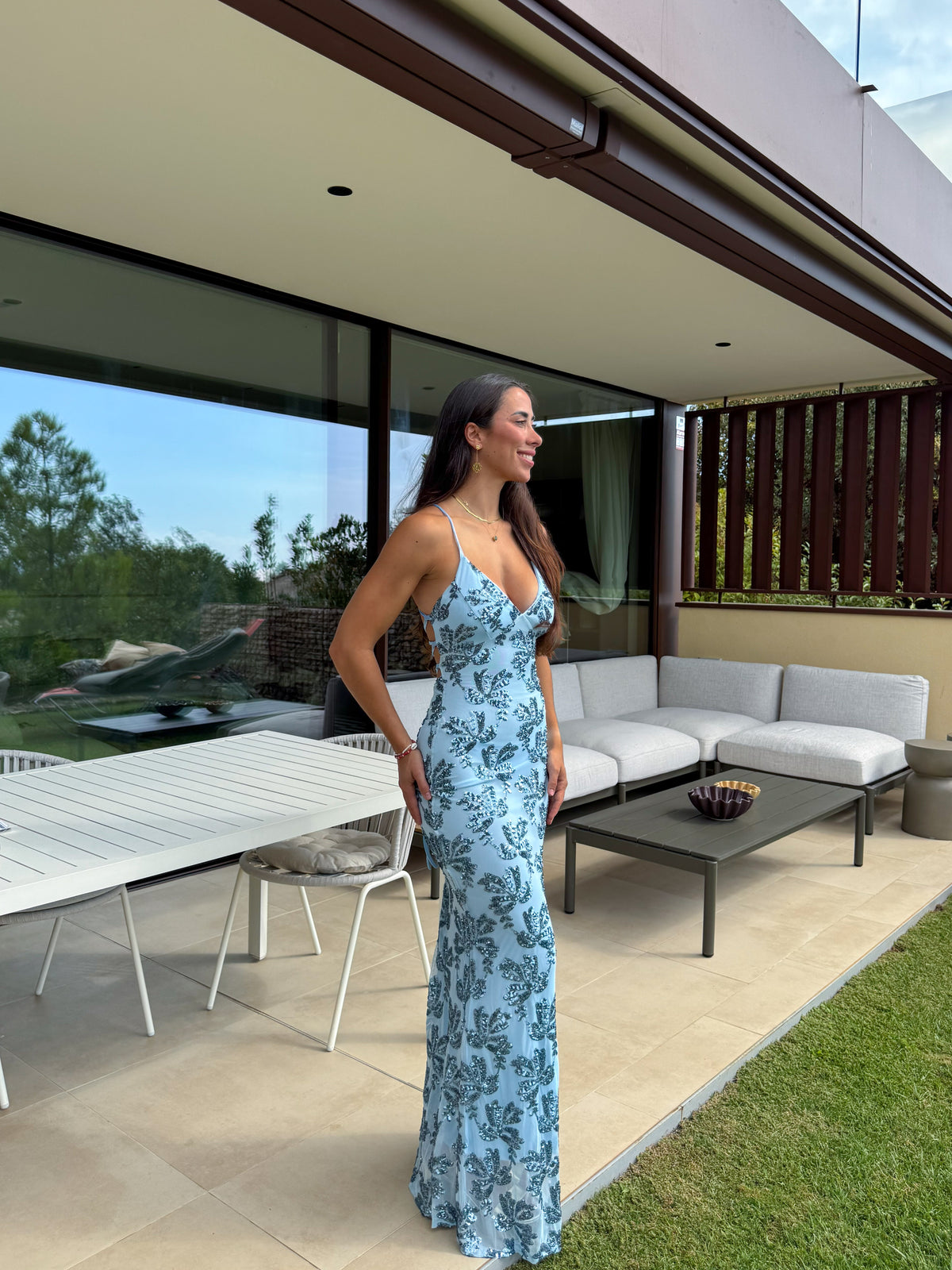 Abito lungo intrecciato con dettagli in tulle azzurro