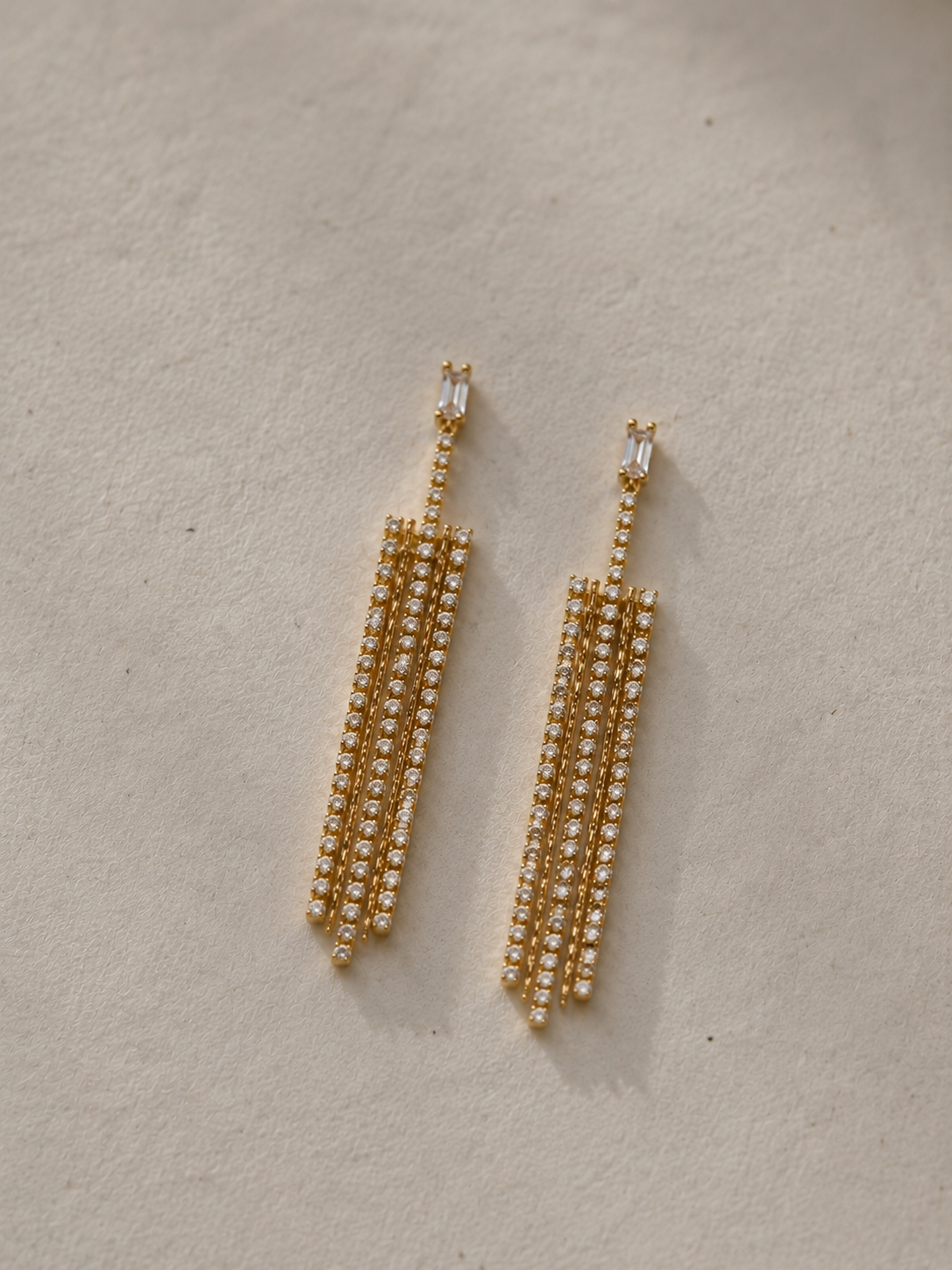 Pendientes caída brillos dorados