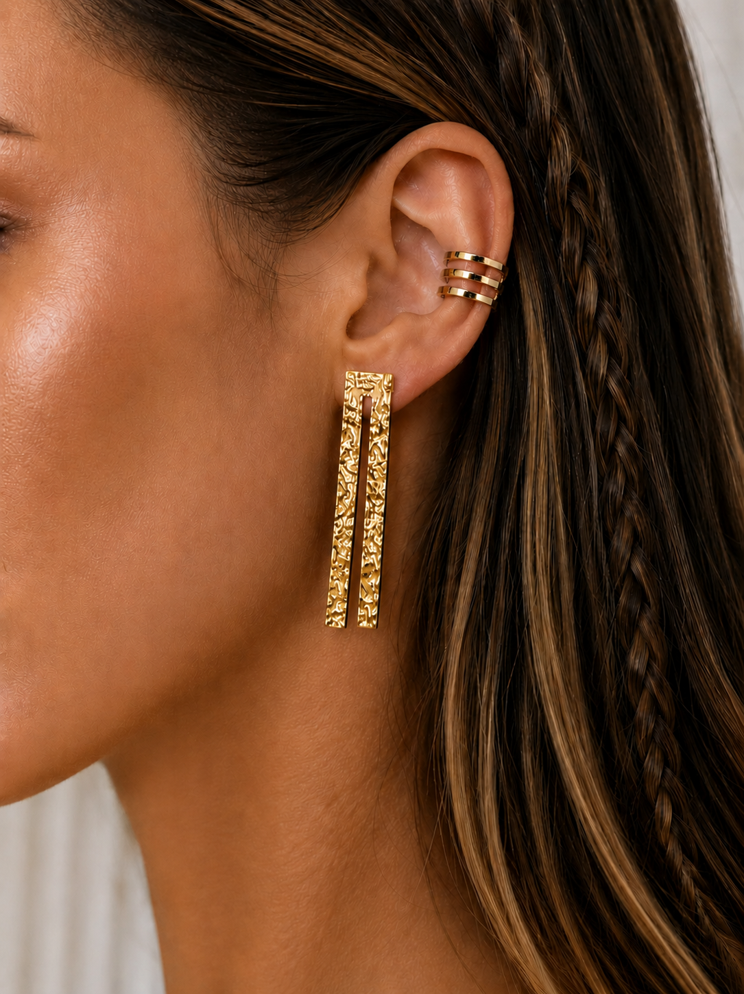 Pendientes largos picados dorados