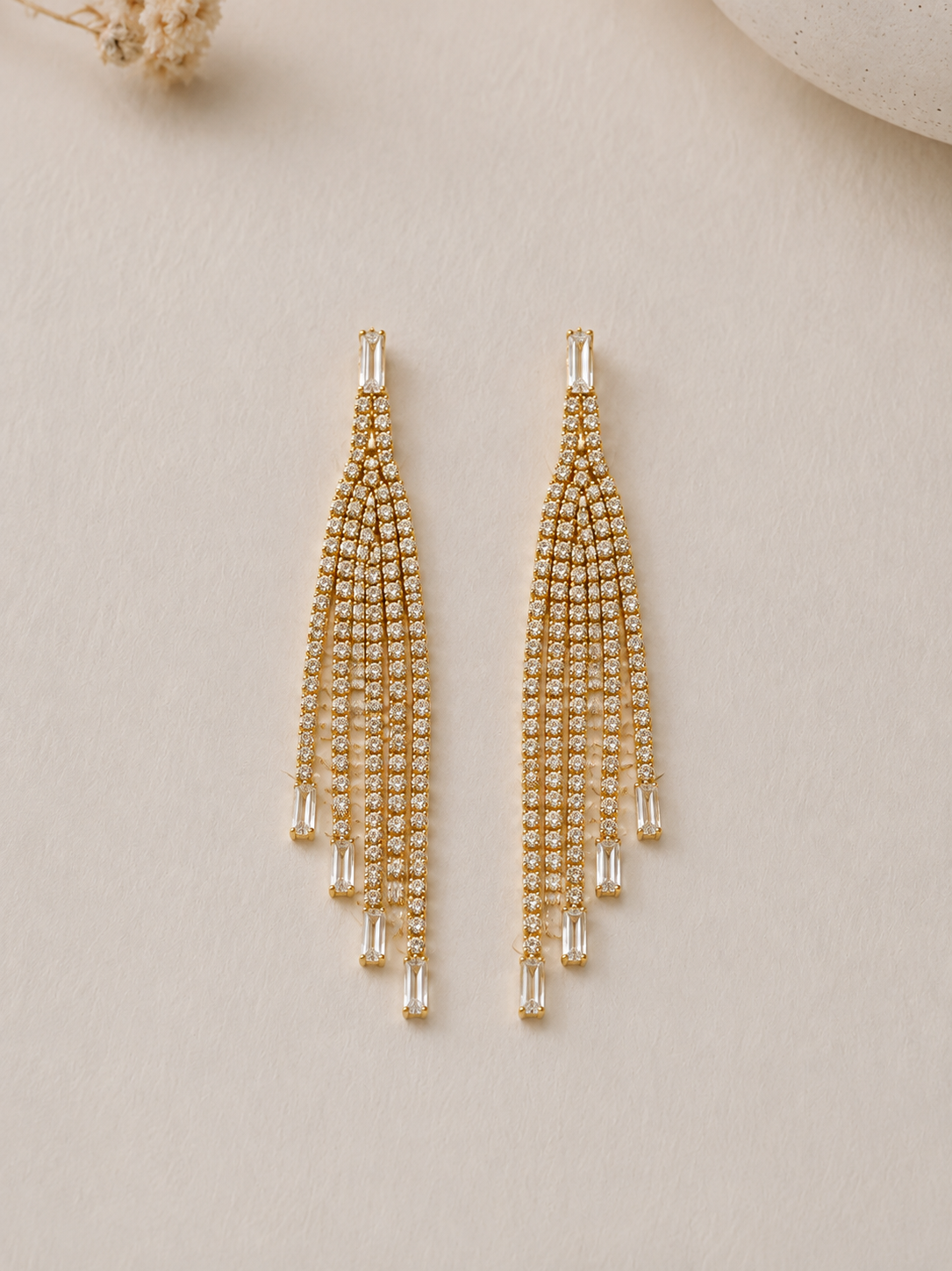 Pendientes cascada asimétrica brillantes dorados