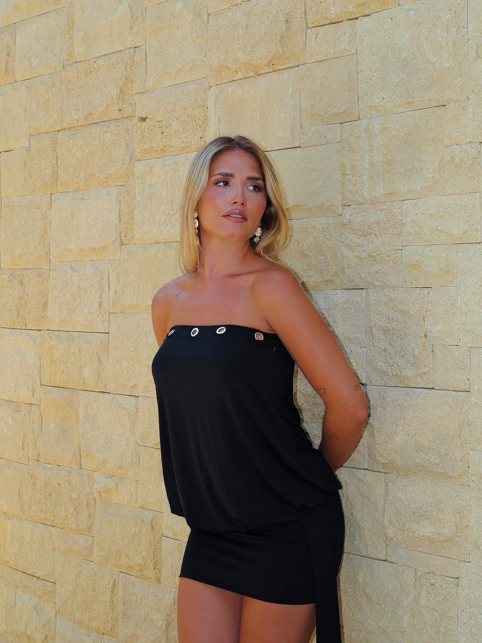 Vestido mini detalle tachuelas negro