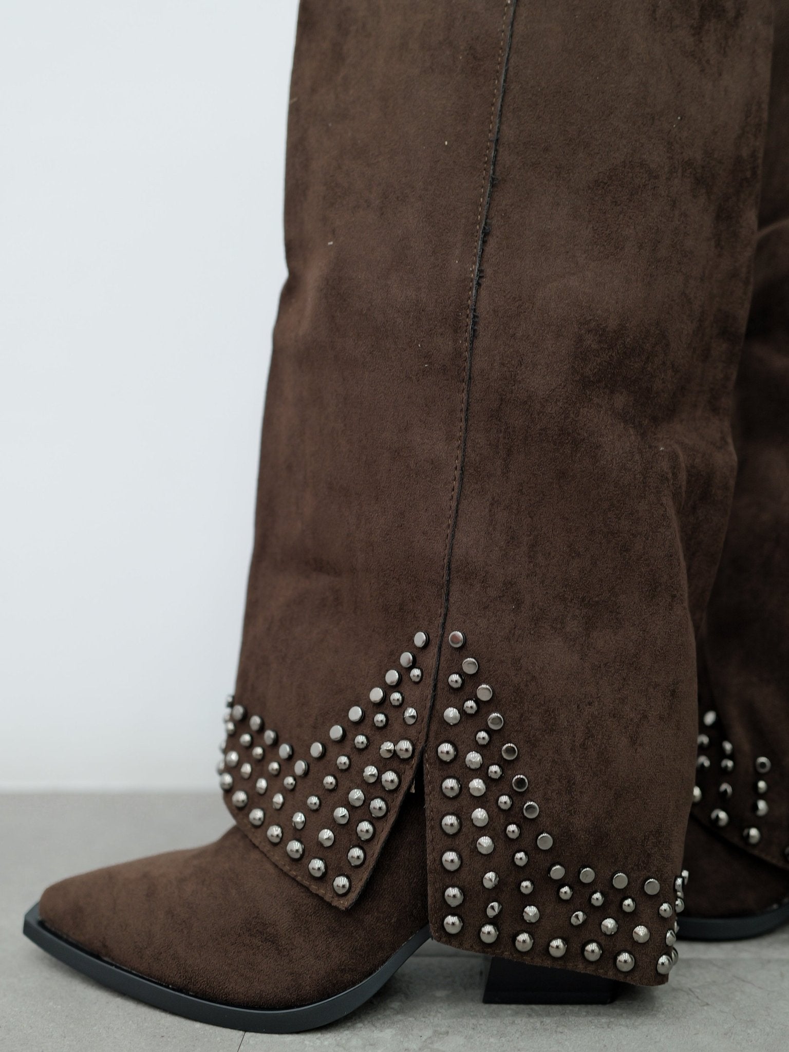 Bota tacón tachuelas ante chocolate - Sorellas The Brand Barcelona S.L