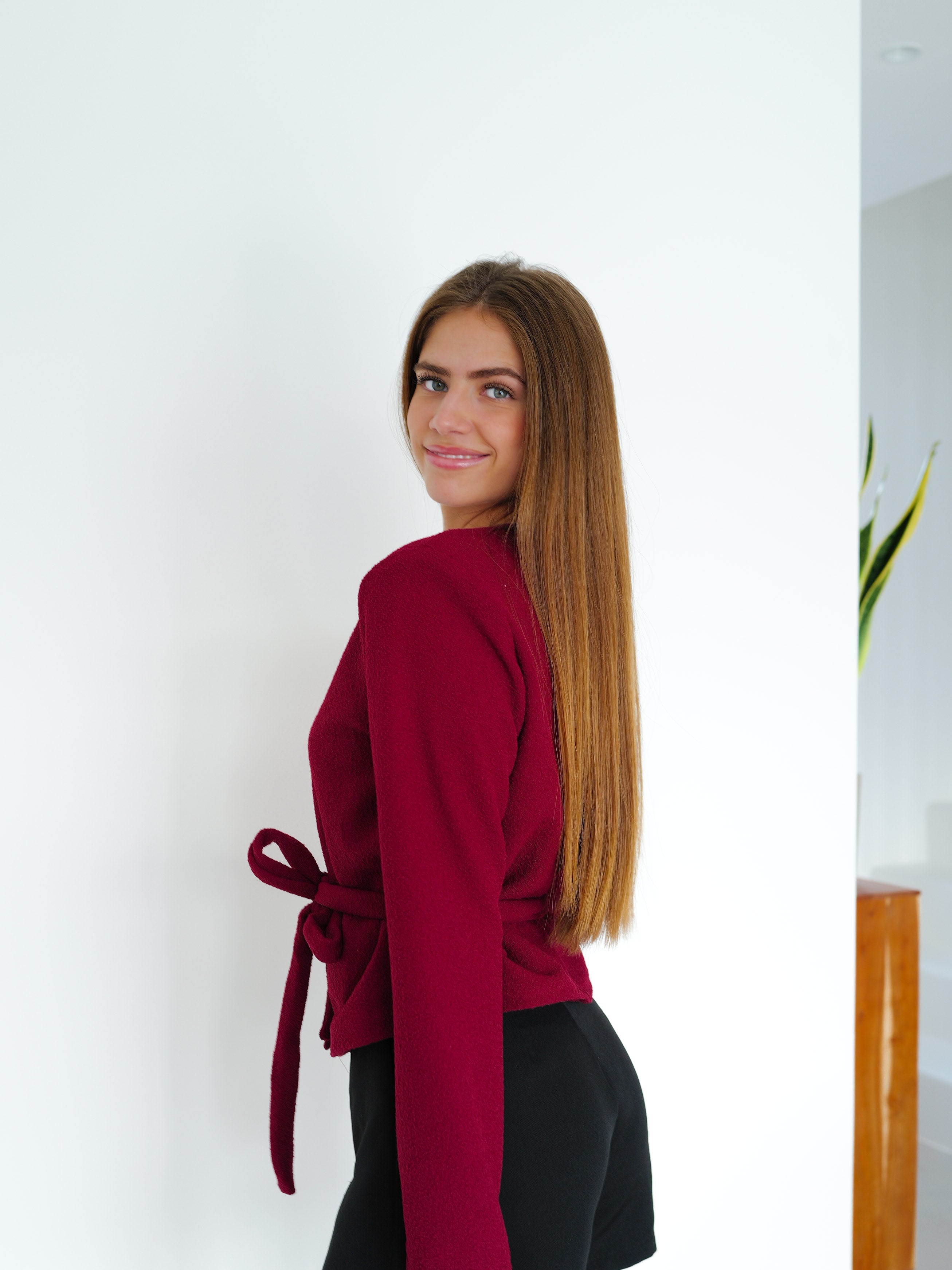 Cardigan con spalline e fiocco bordeaux