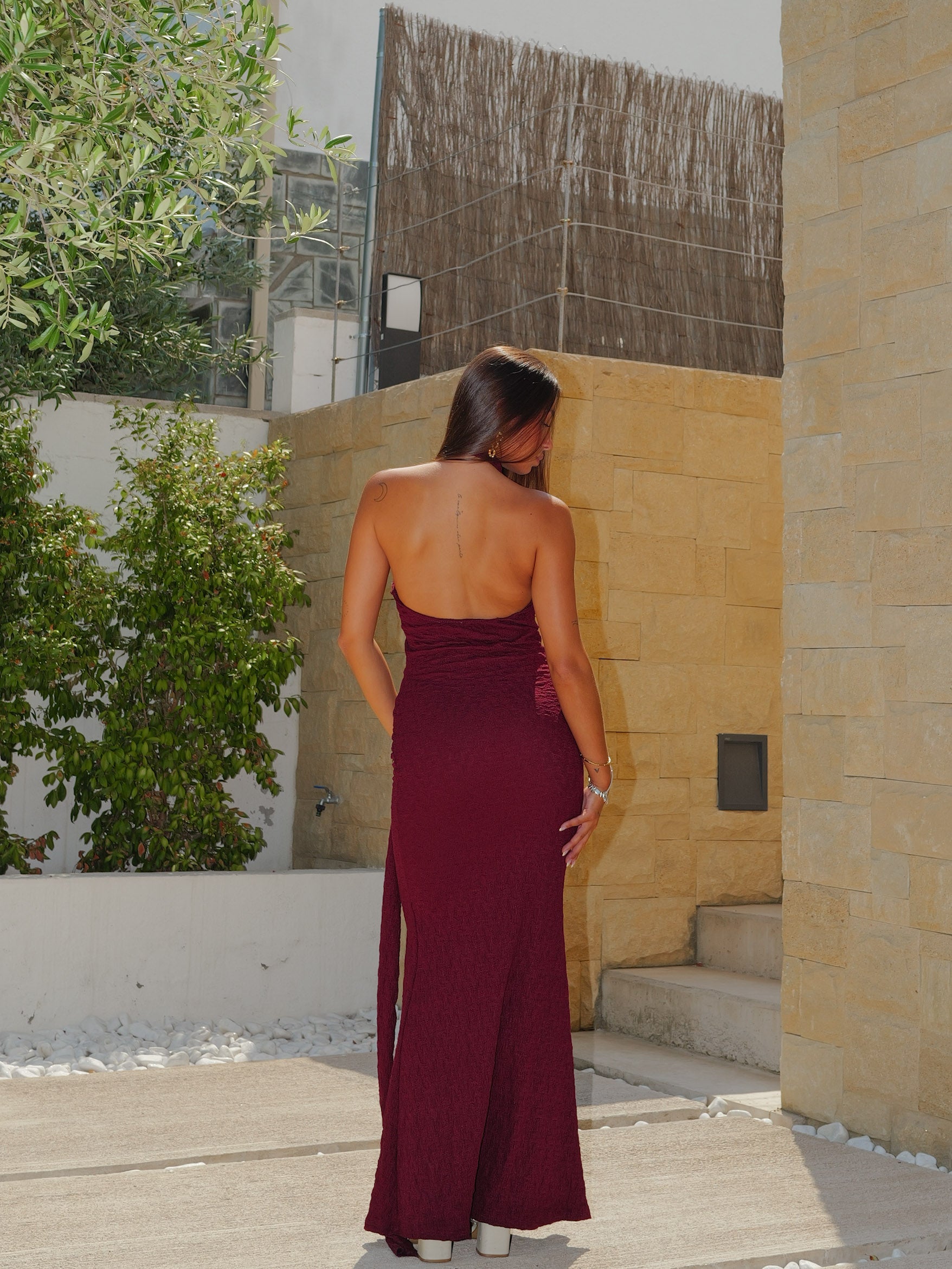 Vestido halter textura nudo burdeos
