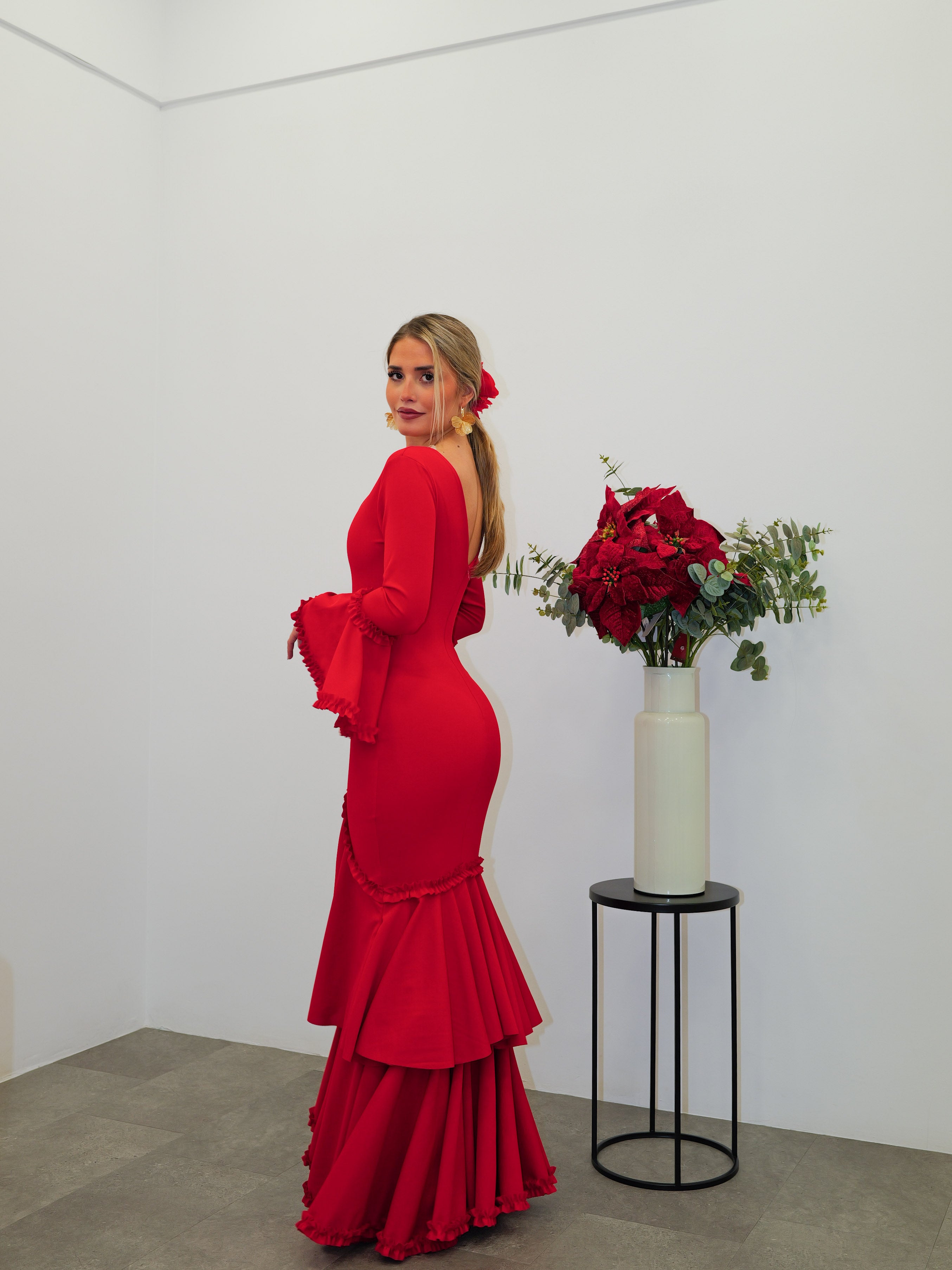 Traje flamenca asimétrico ribete rojo