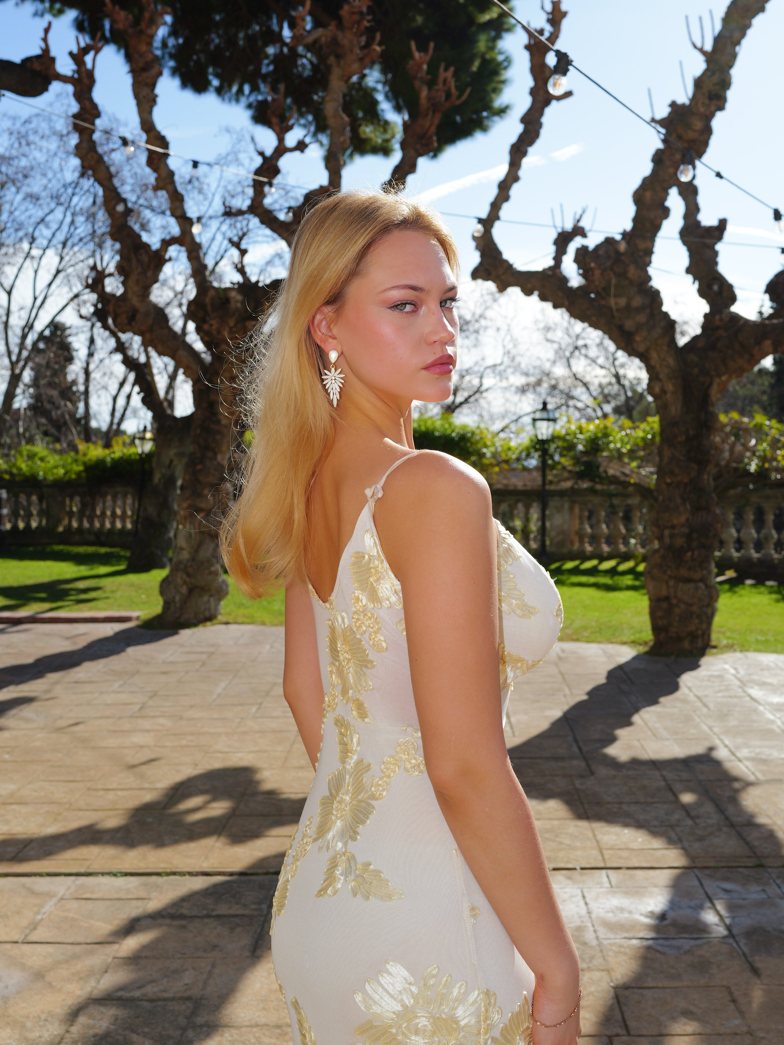 Robe cœur en tulle brodé jaune