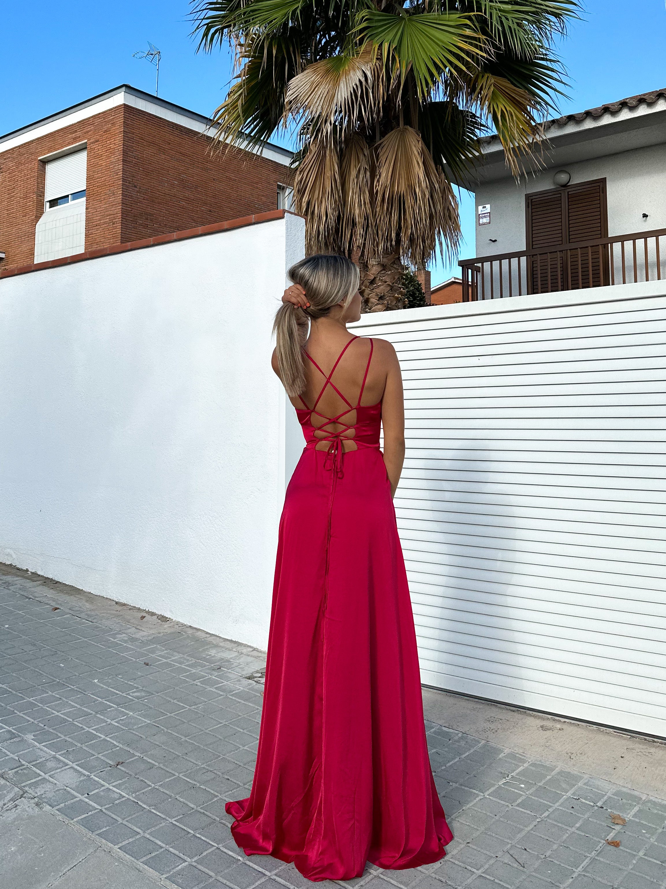 Vestido raso entrelazado vino