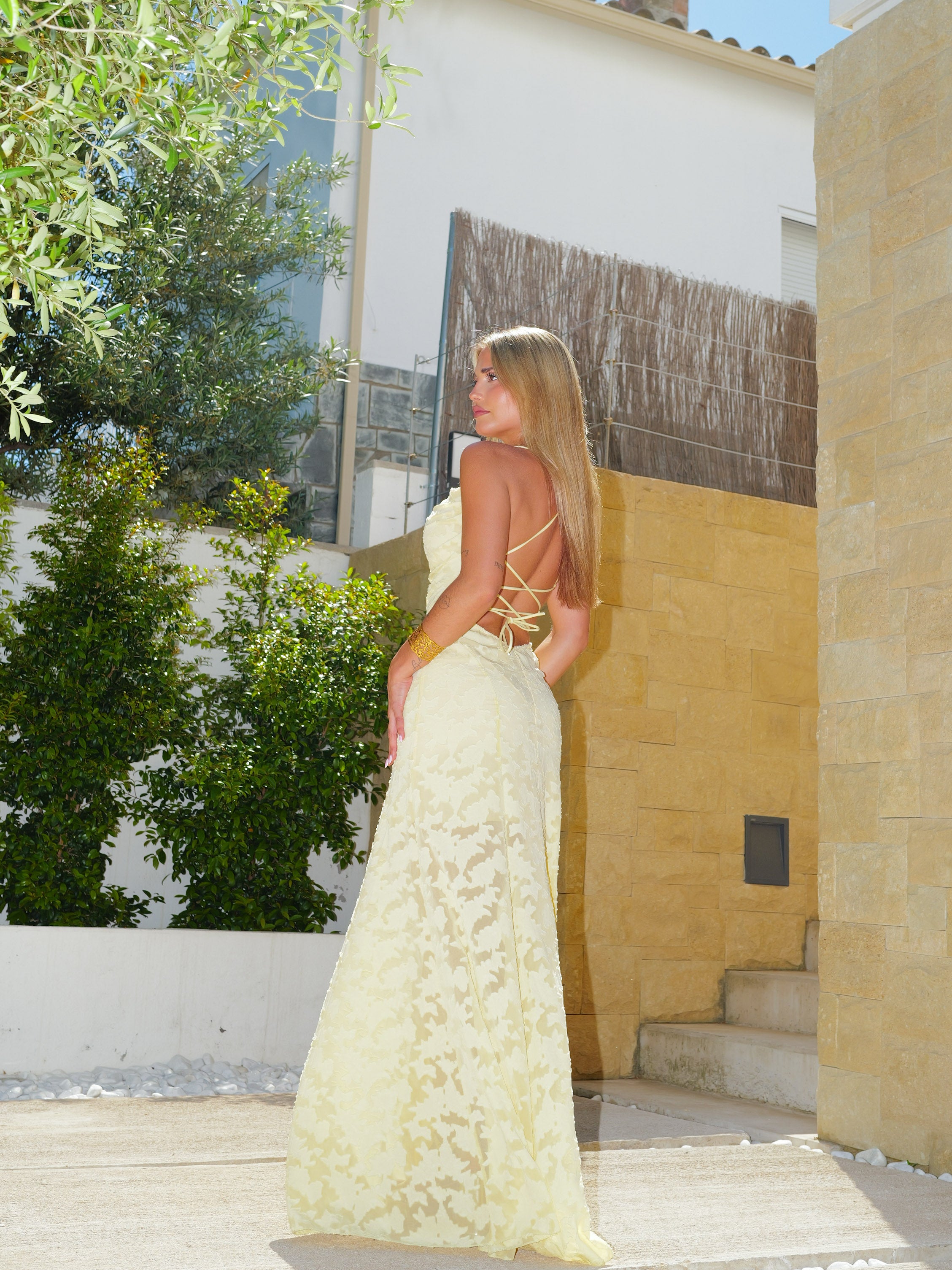 Vestido largo cascada relieves amarillo