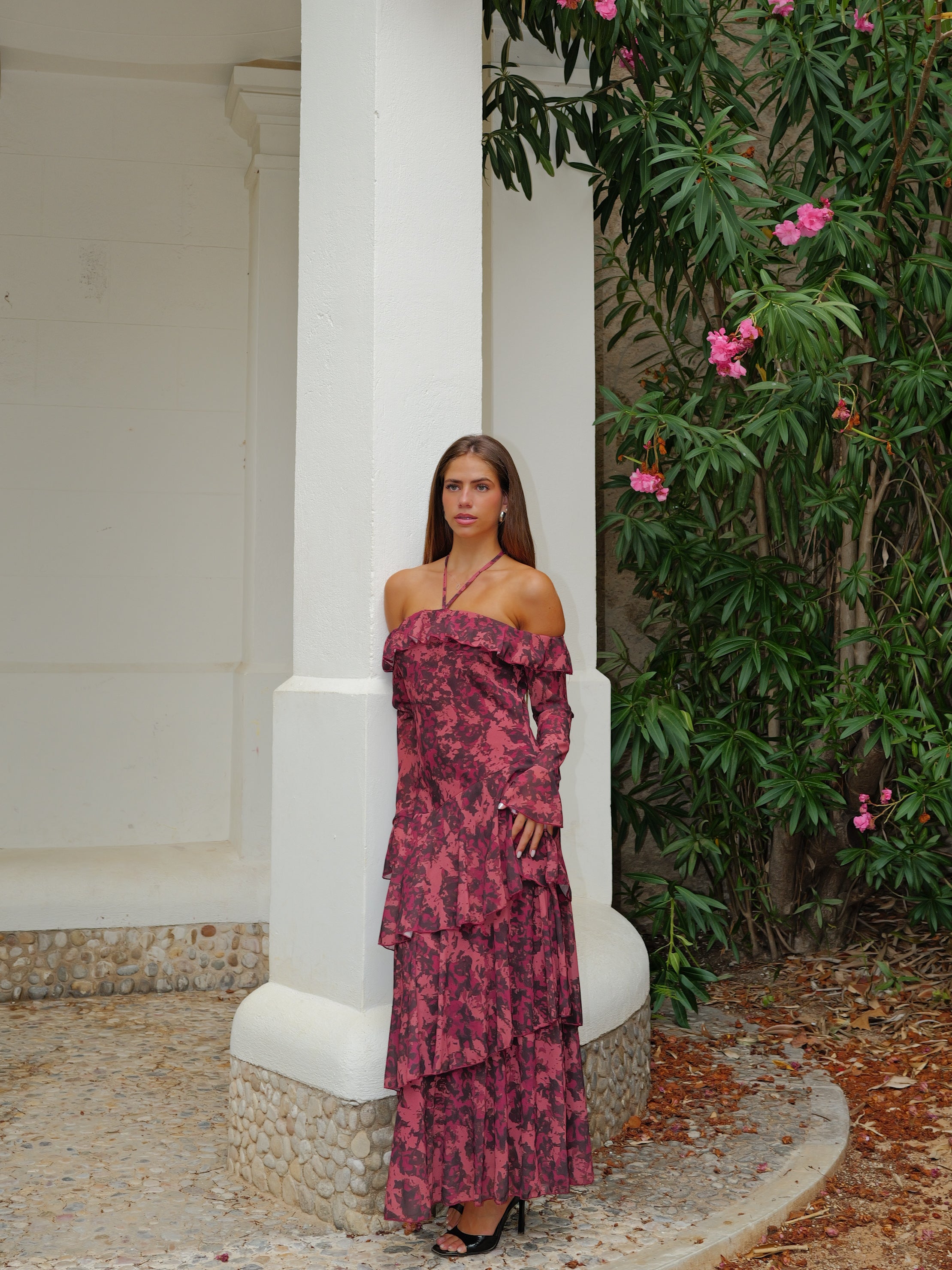 Vestido largo mangas volantes estampado burdeos