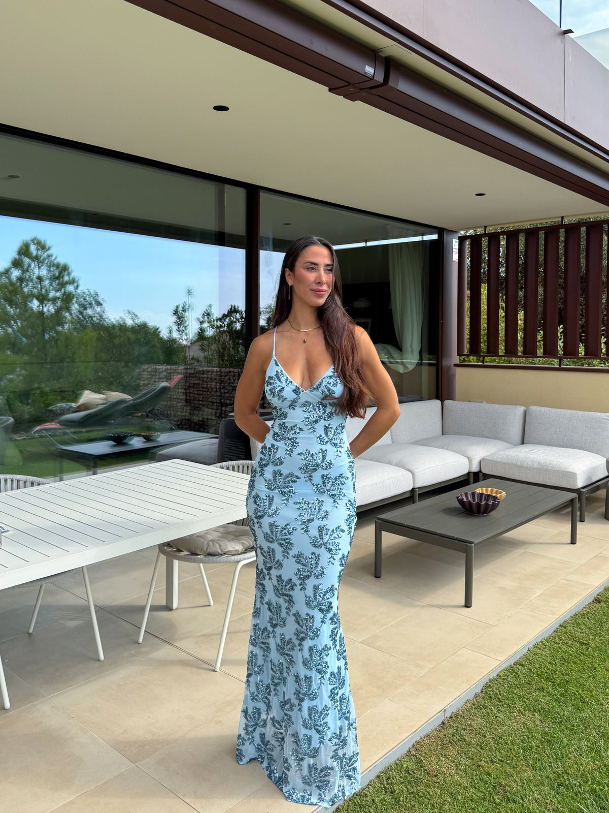 Abito lungo intrecciato con dettagli in tulle azzurro