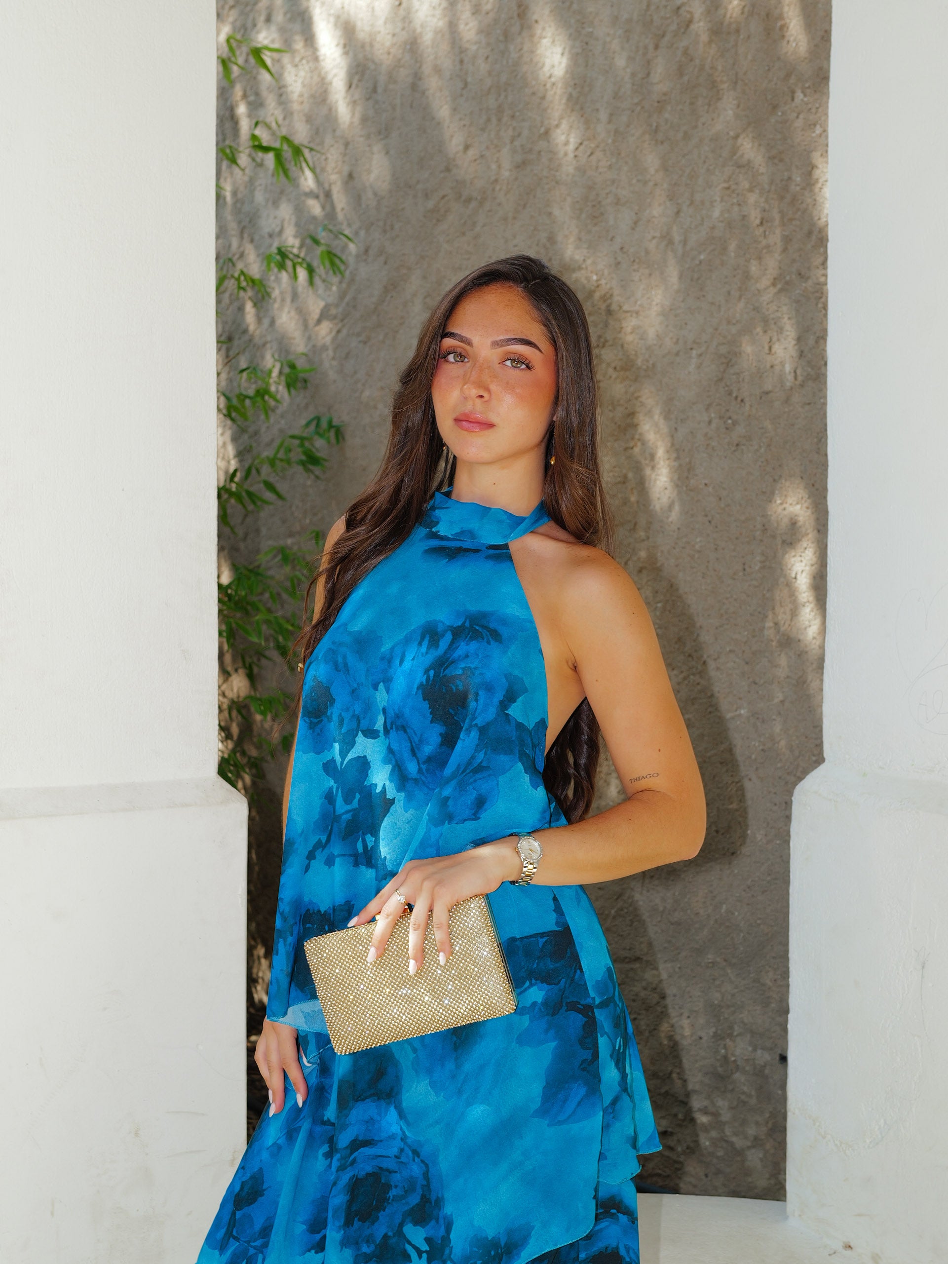 Vestido largo halter volantes estampado petróleo