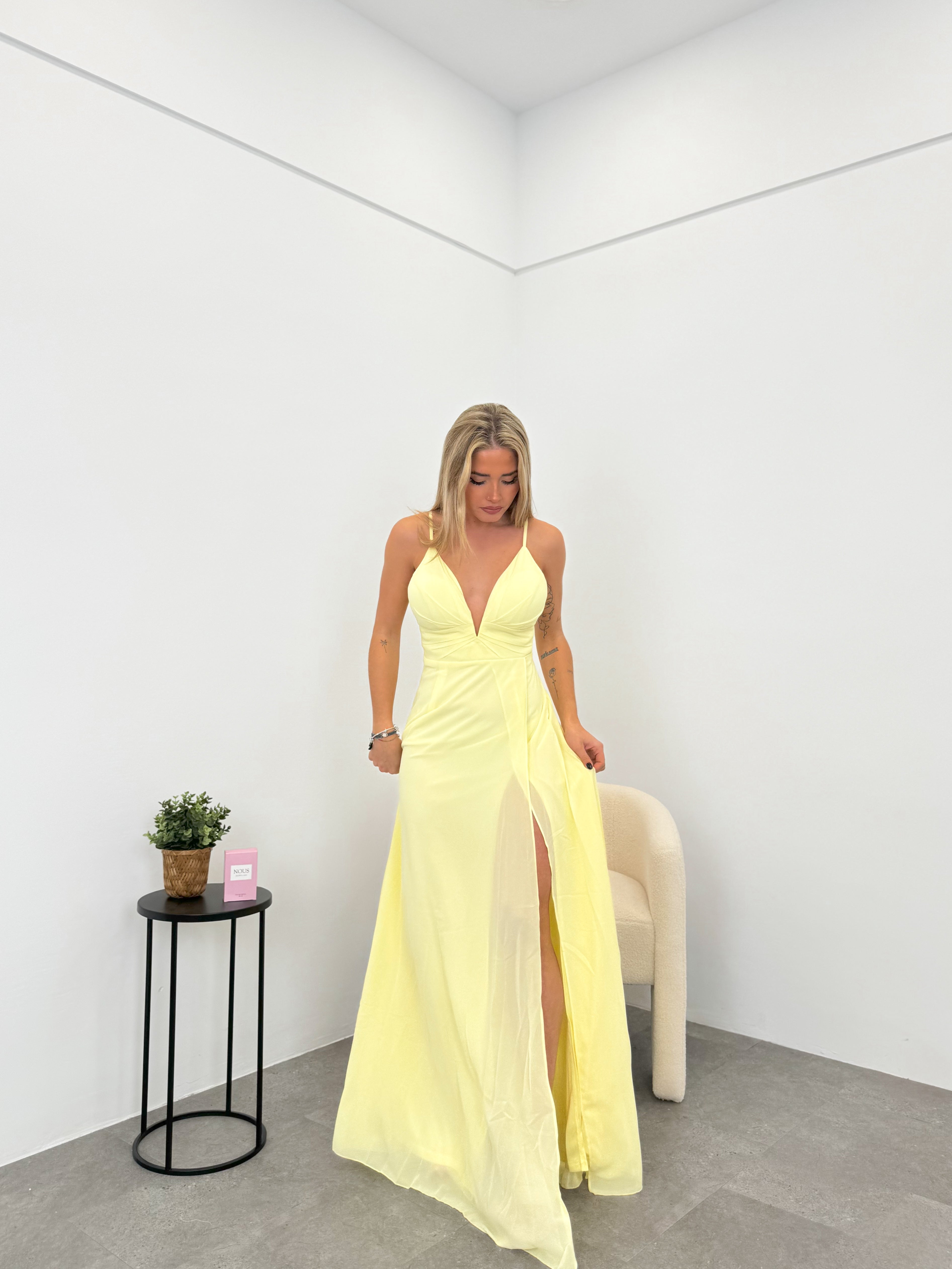 Vestido crepe pico amarillo