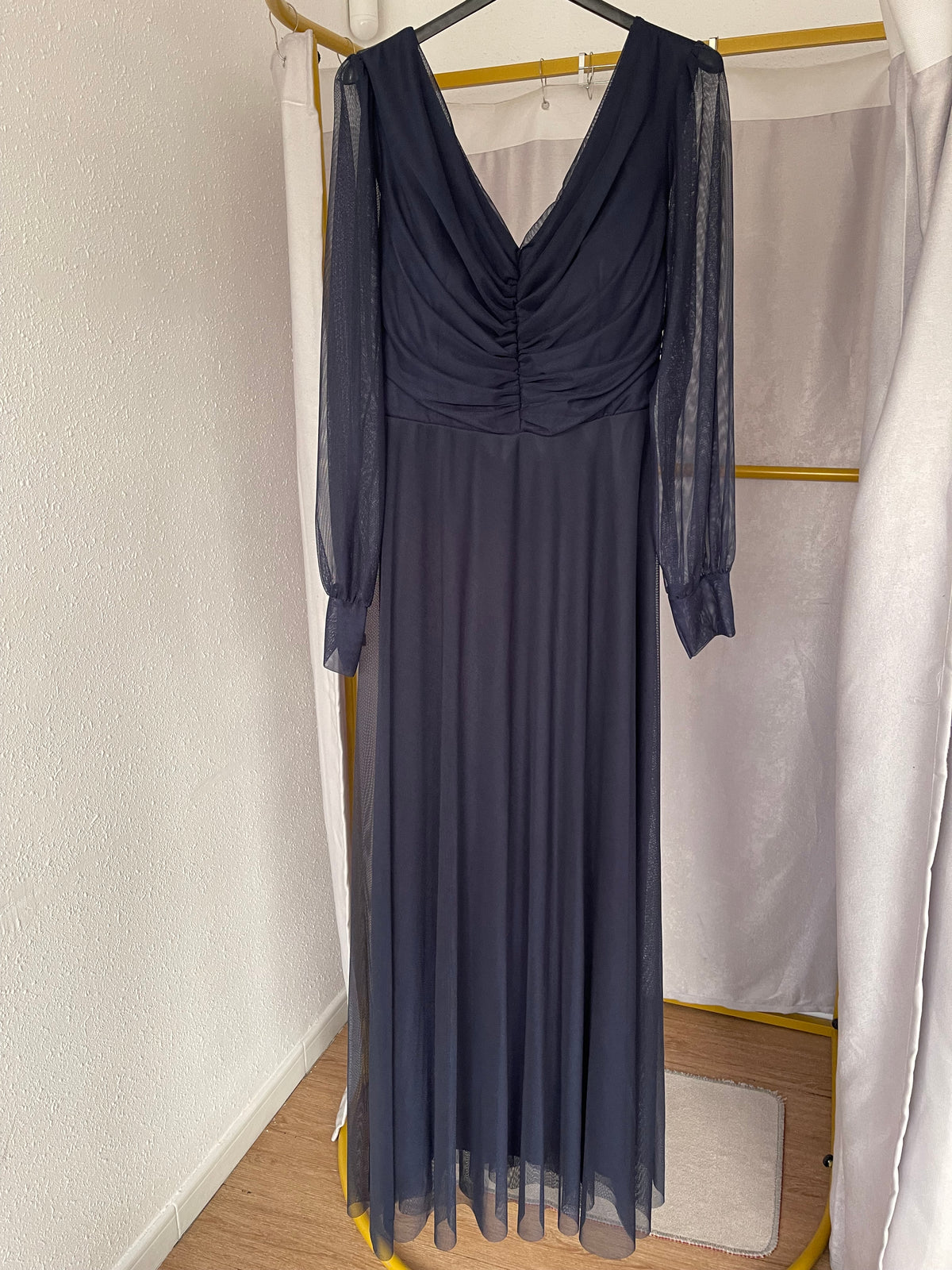 Vestido largo tulle escote pico marino
