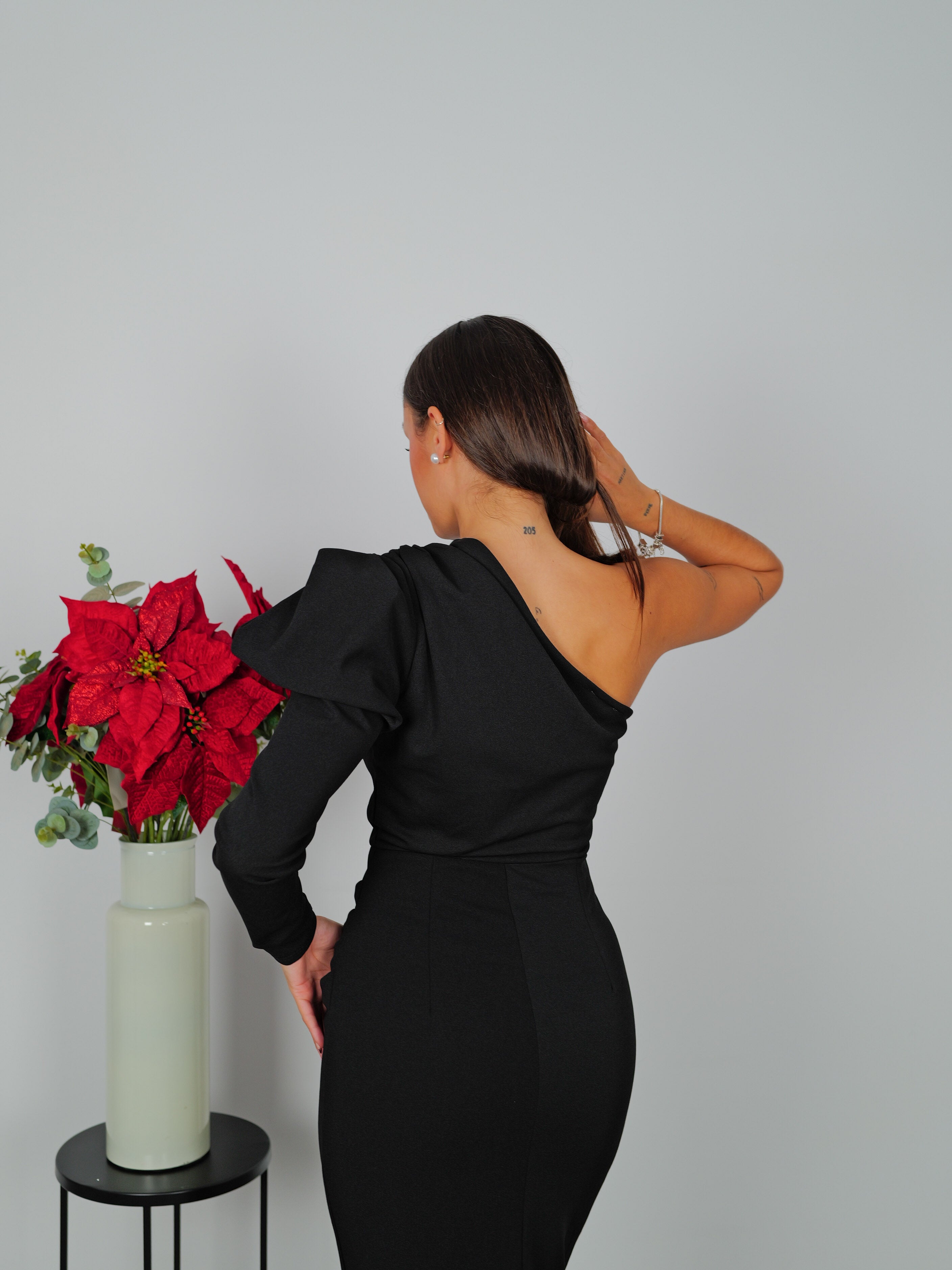 Vestido midi asim manga abullonada negro