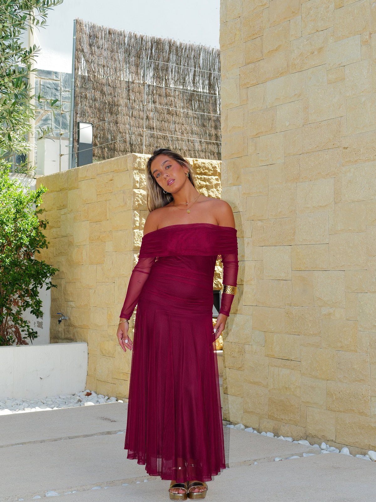 Vestido comprido com decote bardot em tule cor de bordô