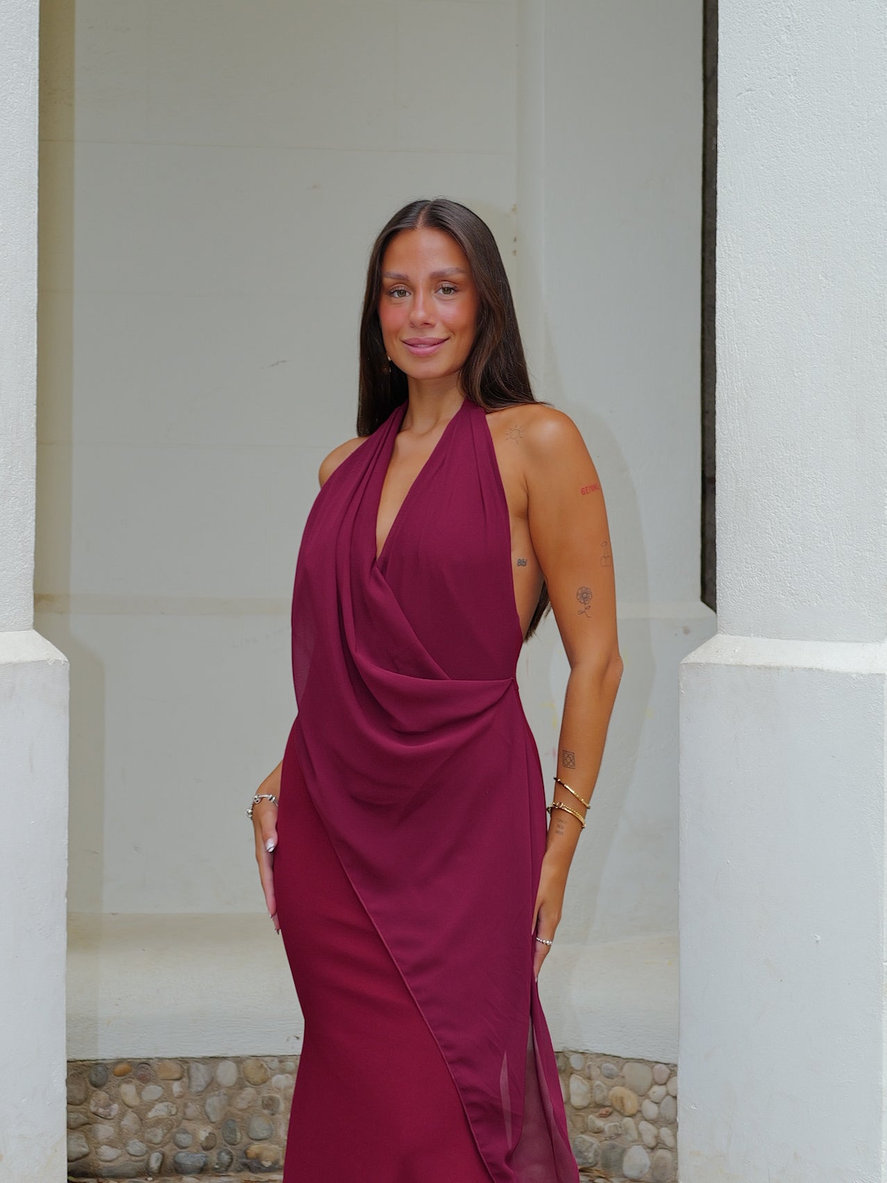 Vestido capa asim tulle burdeos