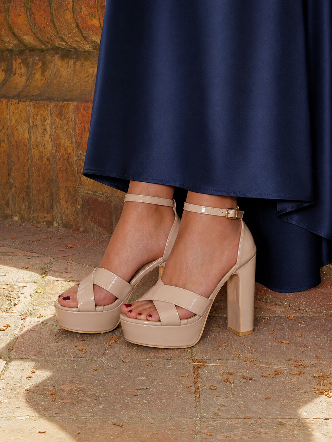 Sandales à plateforme en cuir verni nude