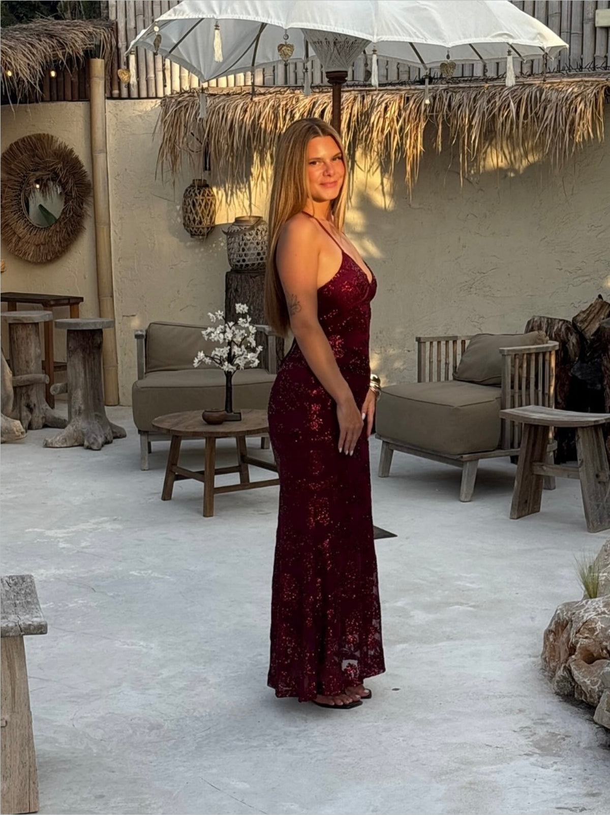 Robe longue entrelacée avec des détails en tulle bordeaux
