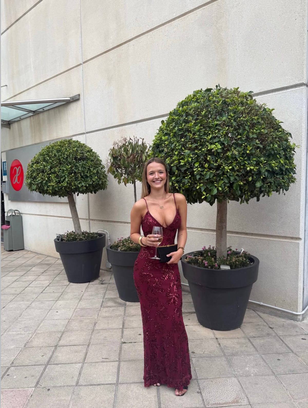 Robe longue entrelacée avec des détails en tulle bordeaux