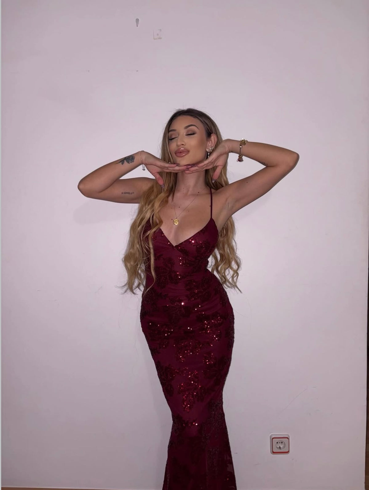 Robe longue entrelacée avec des détails en tulle bordeaux