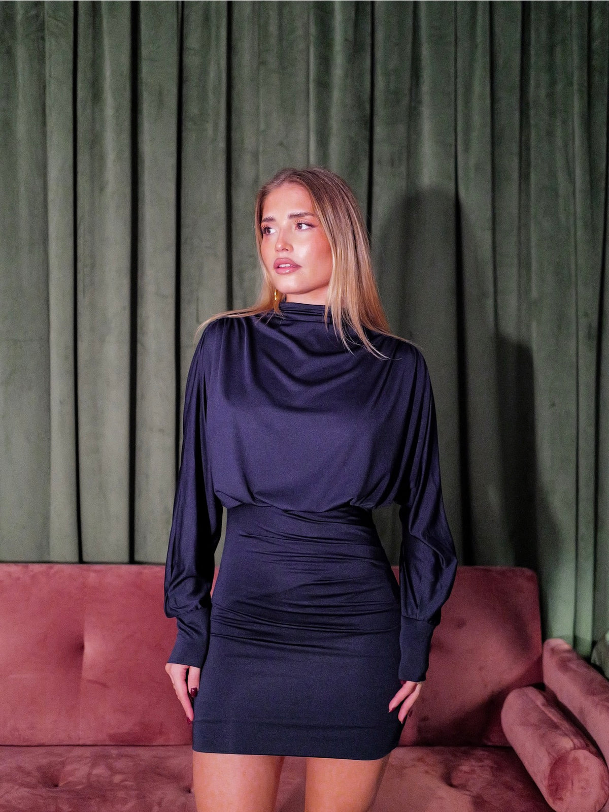 Mini-robe bleu marine à épaules froncées