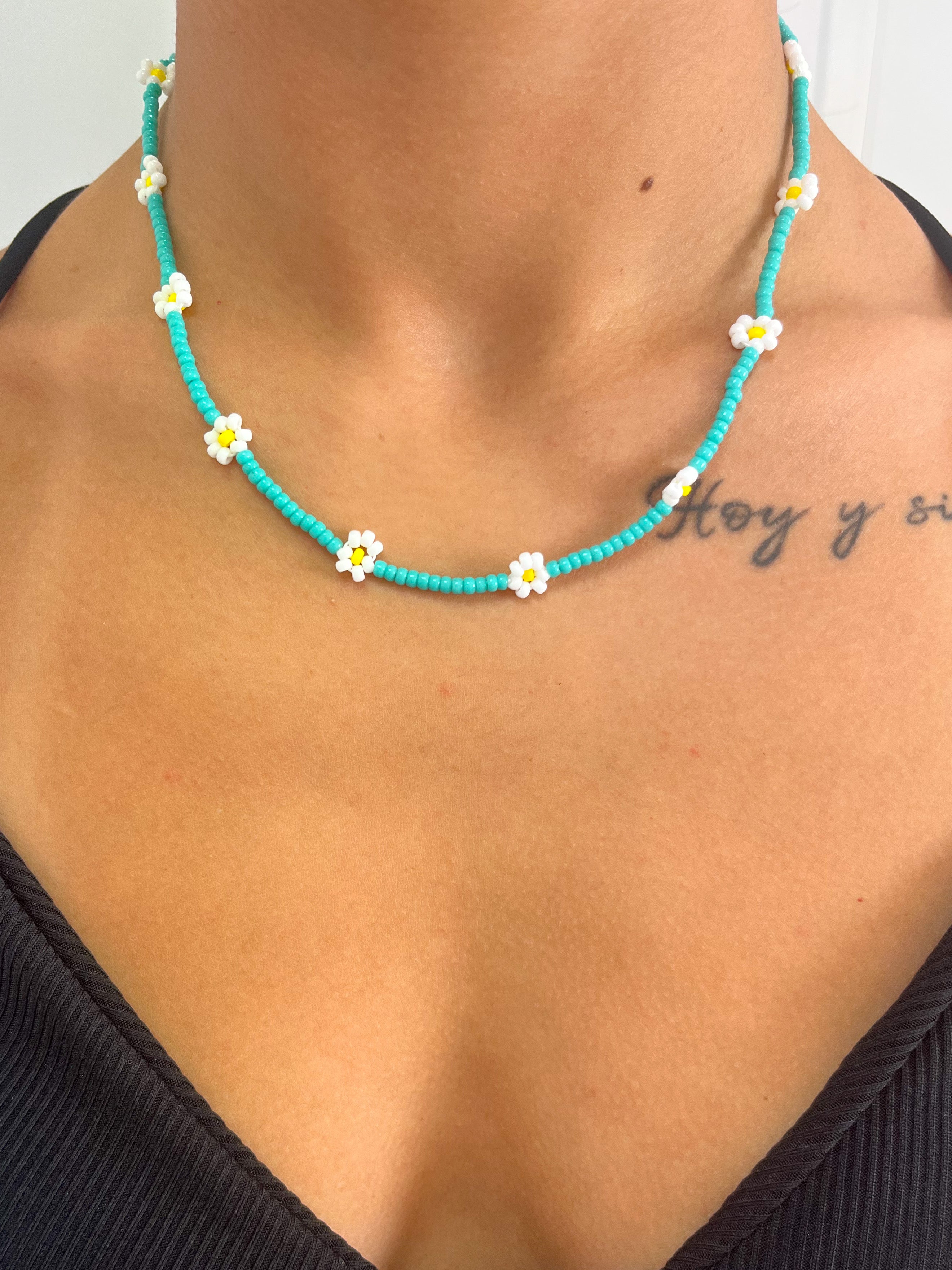 Collar turquesa flores blancas