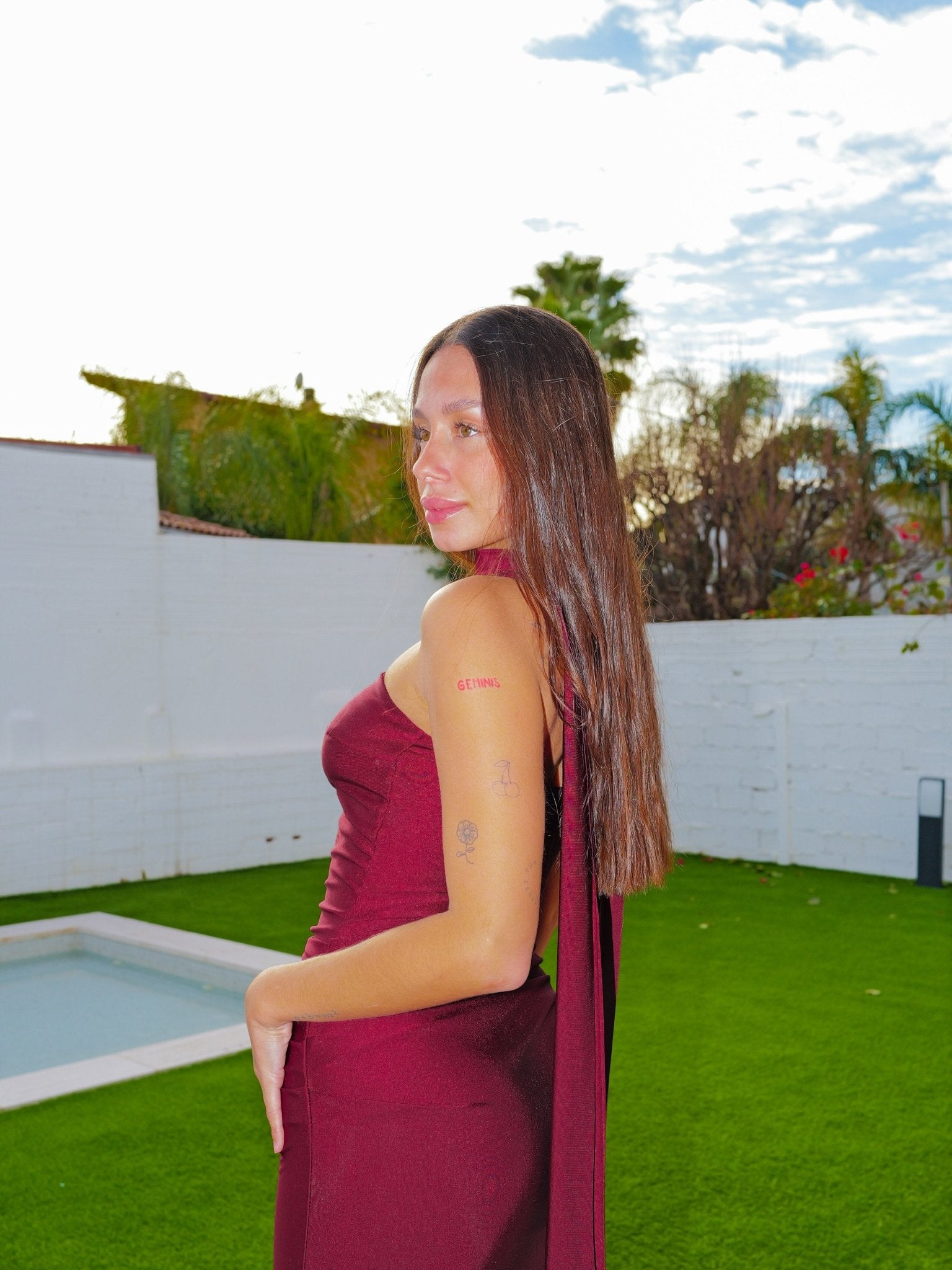 Vestido largo frunce palabra choker burdeos - Sorellas The Brand Barcelona S.L