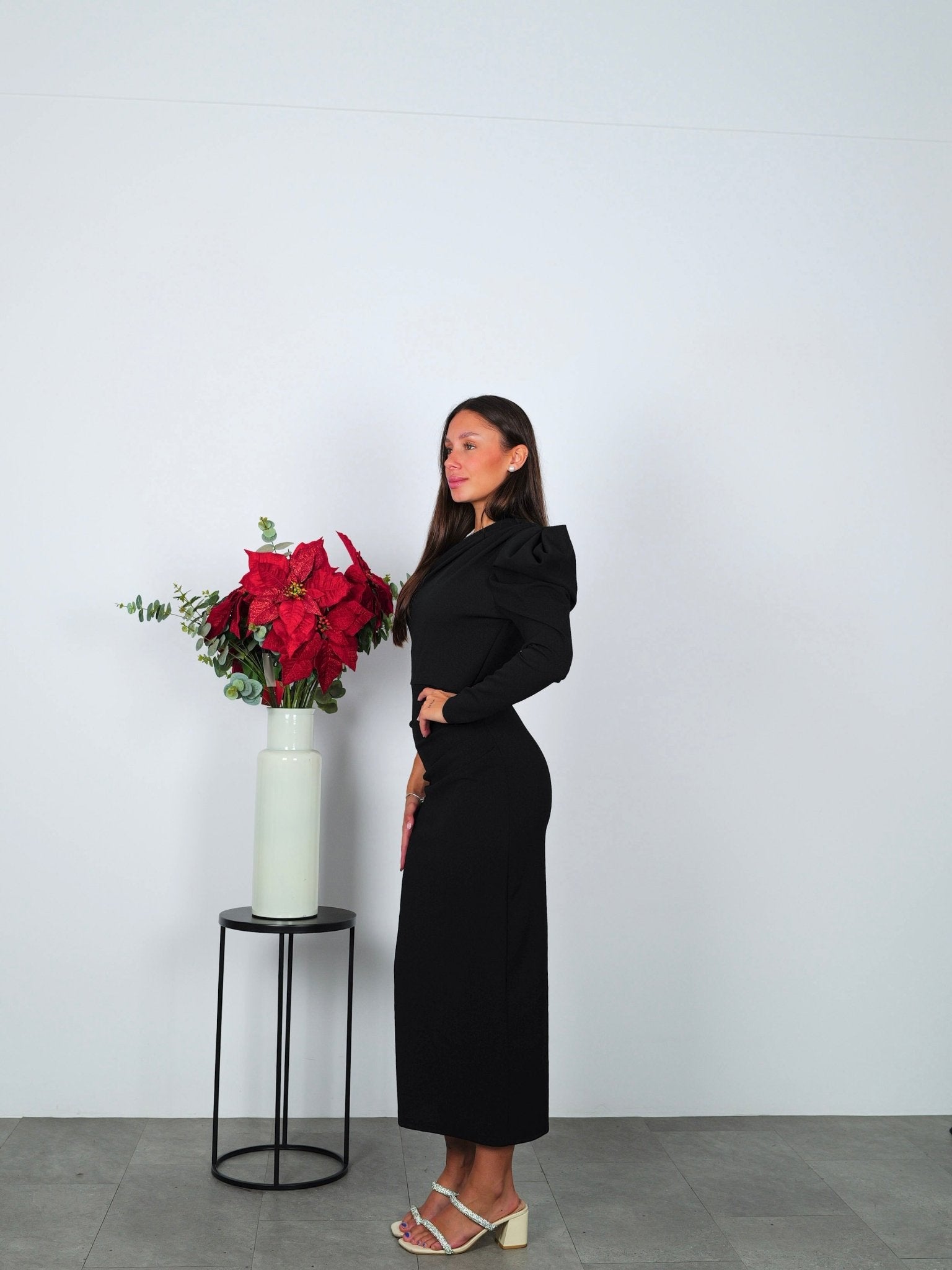 Vestido midi asim manga abullonada negro - Sorellas The Brand Barcelona S.L