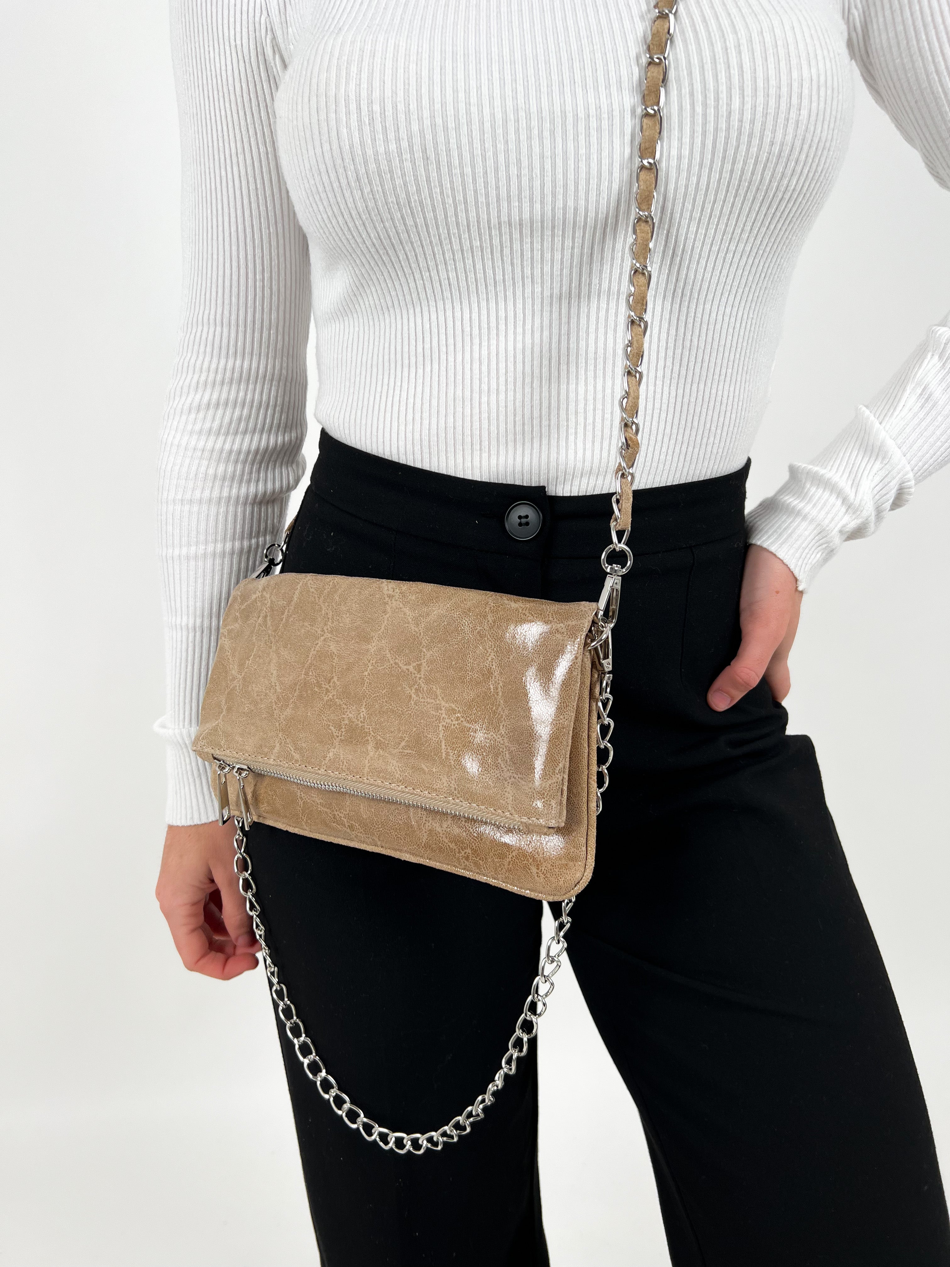 Bolso piel cadenas brillo beige