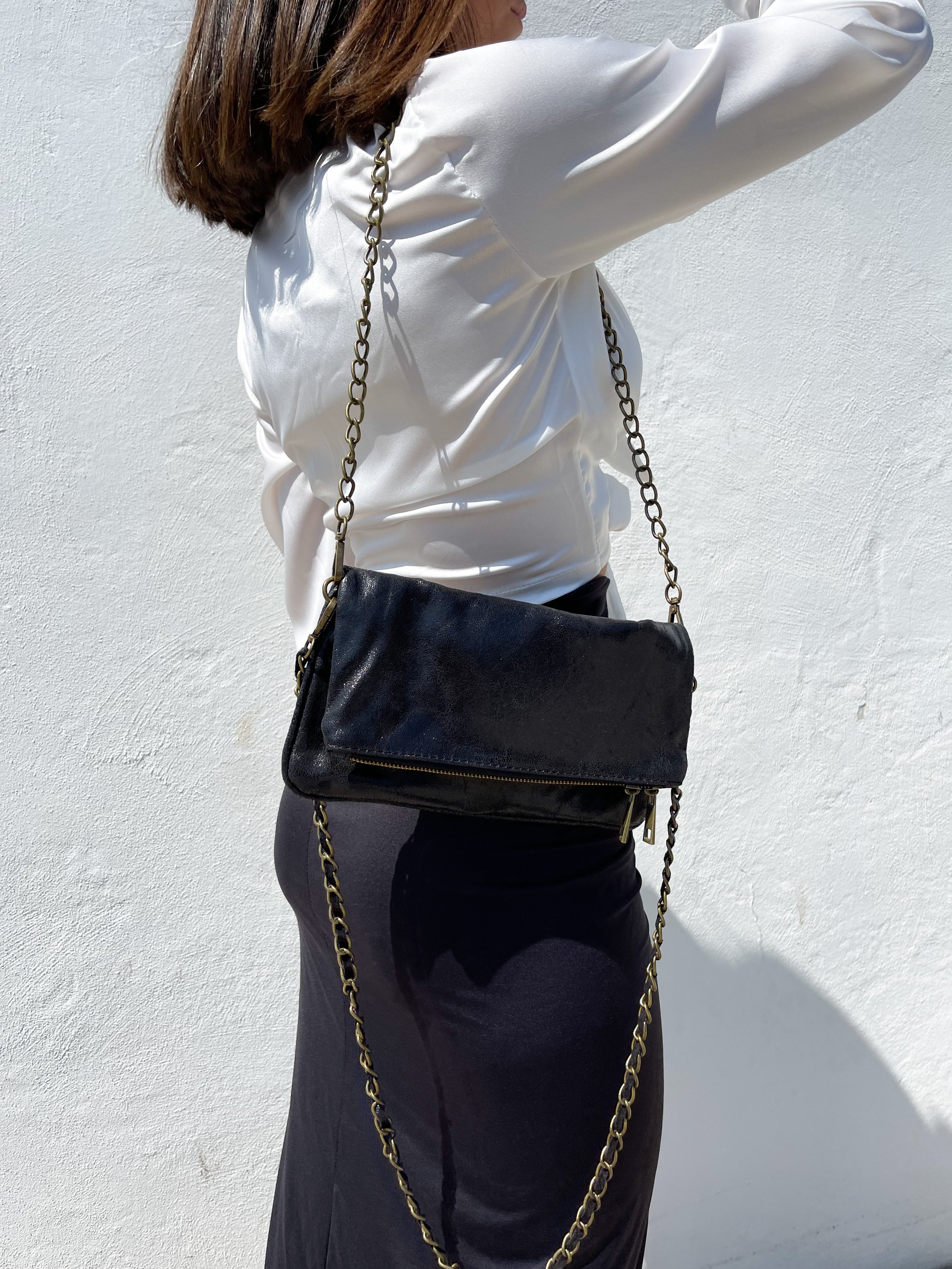 Bolso piel cadenas brillo negro