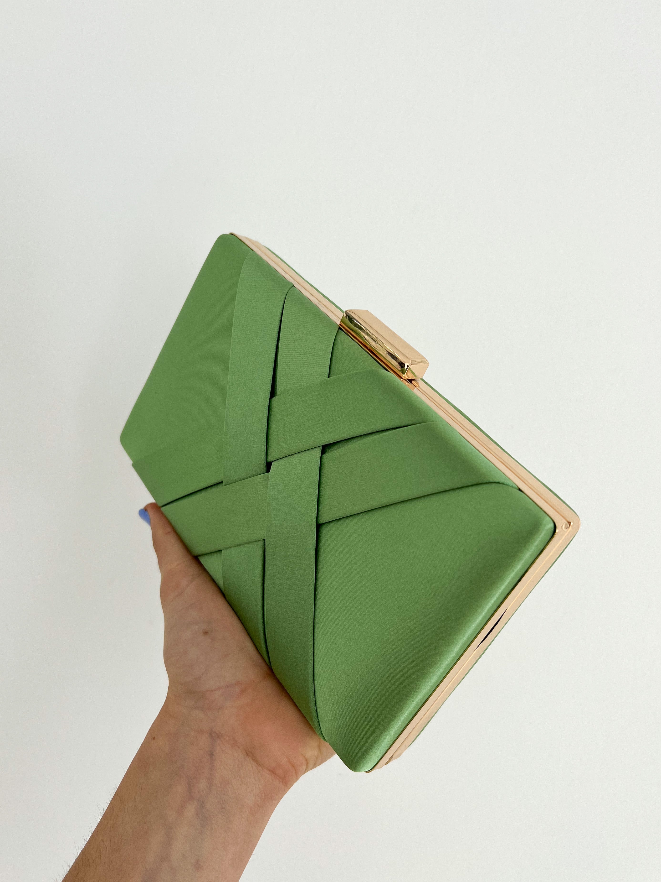 Clutch satinado verde