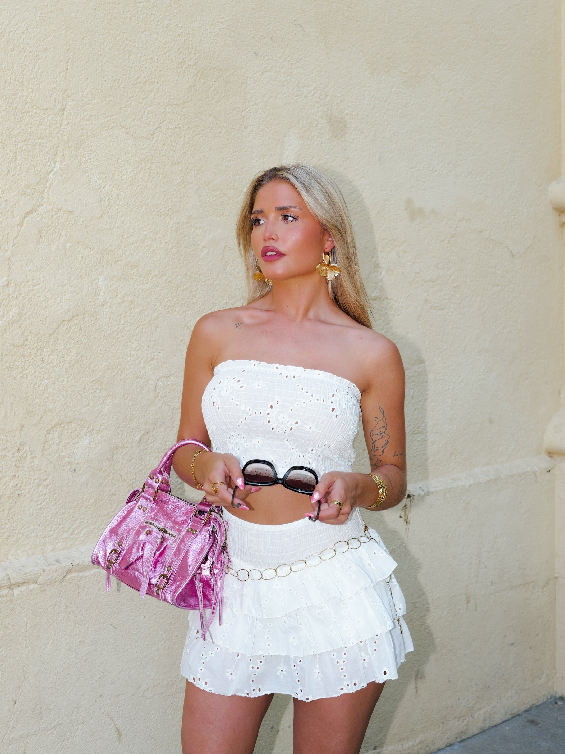 Top nest word embroidered white