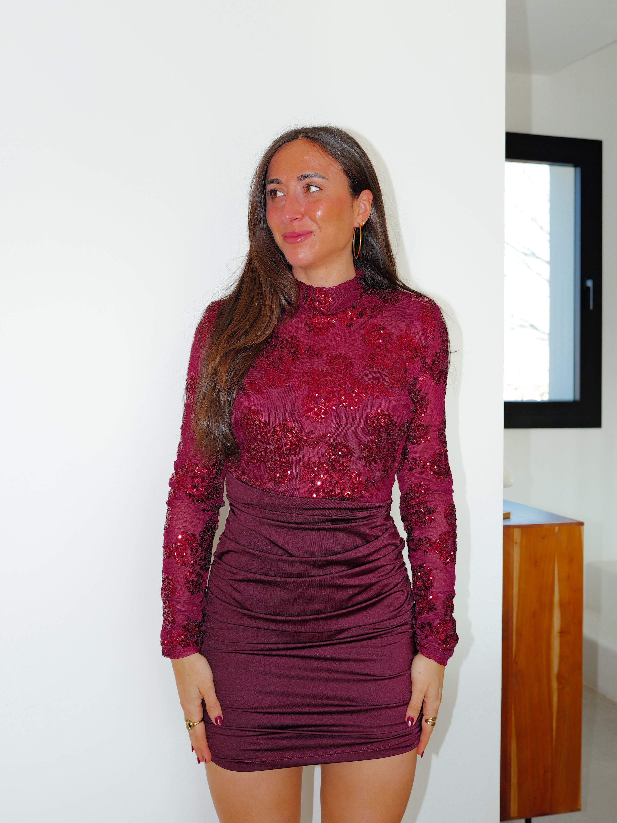 Mini dress with long sleeves and burgundy details