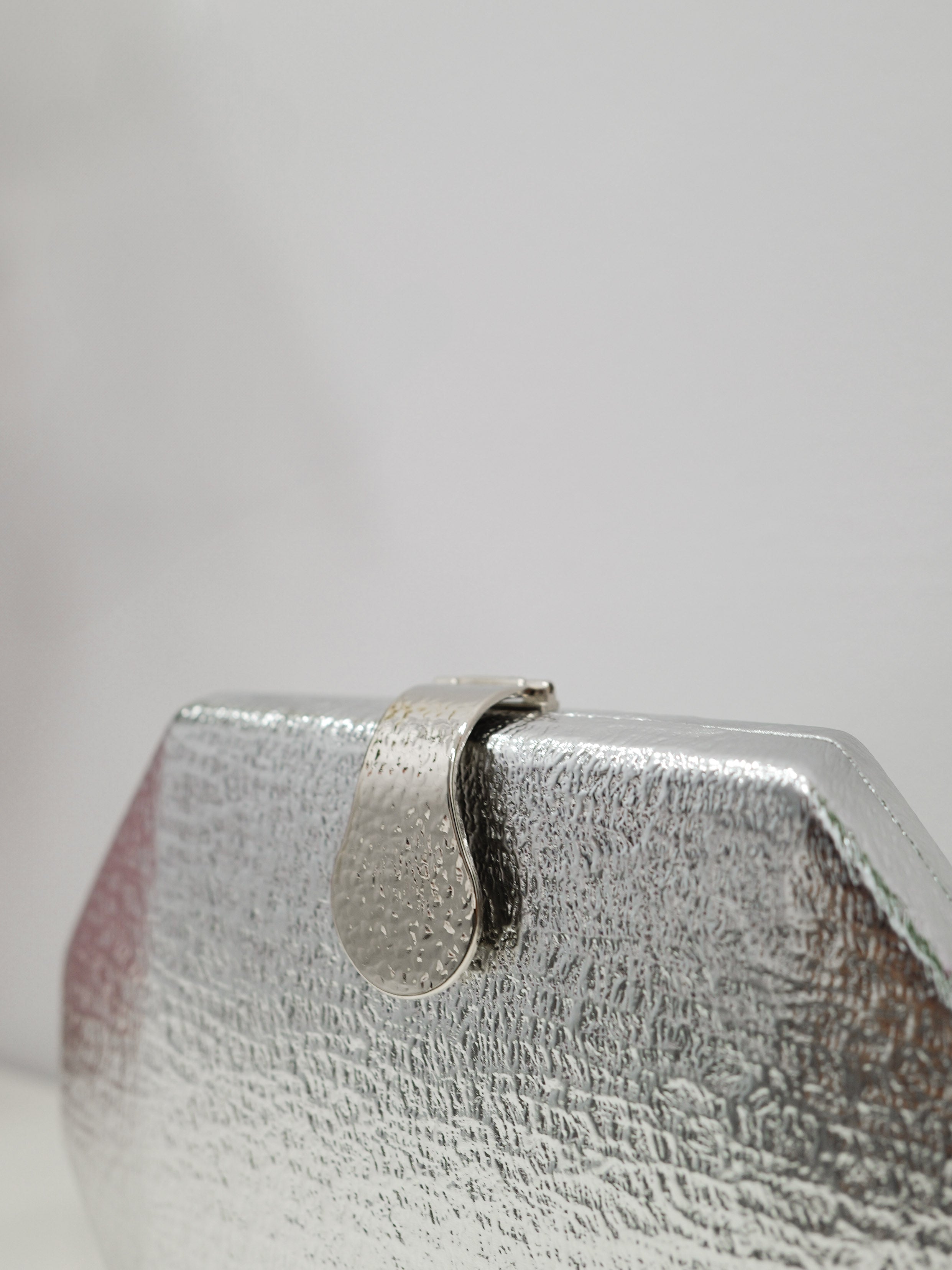 Clutch texture silver clasp