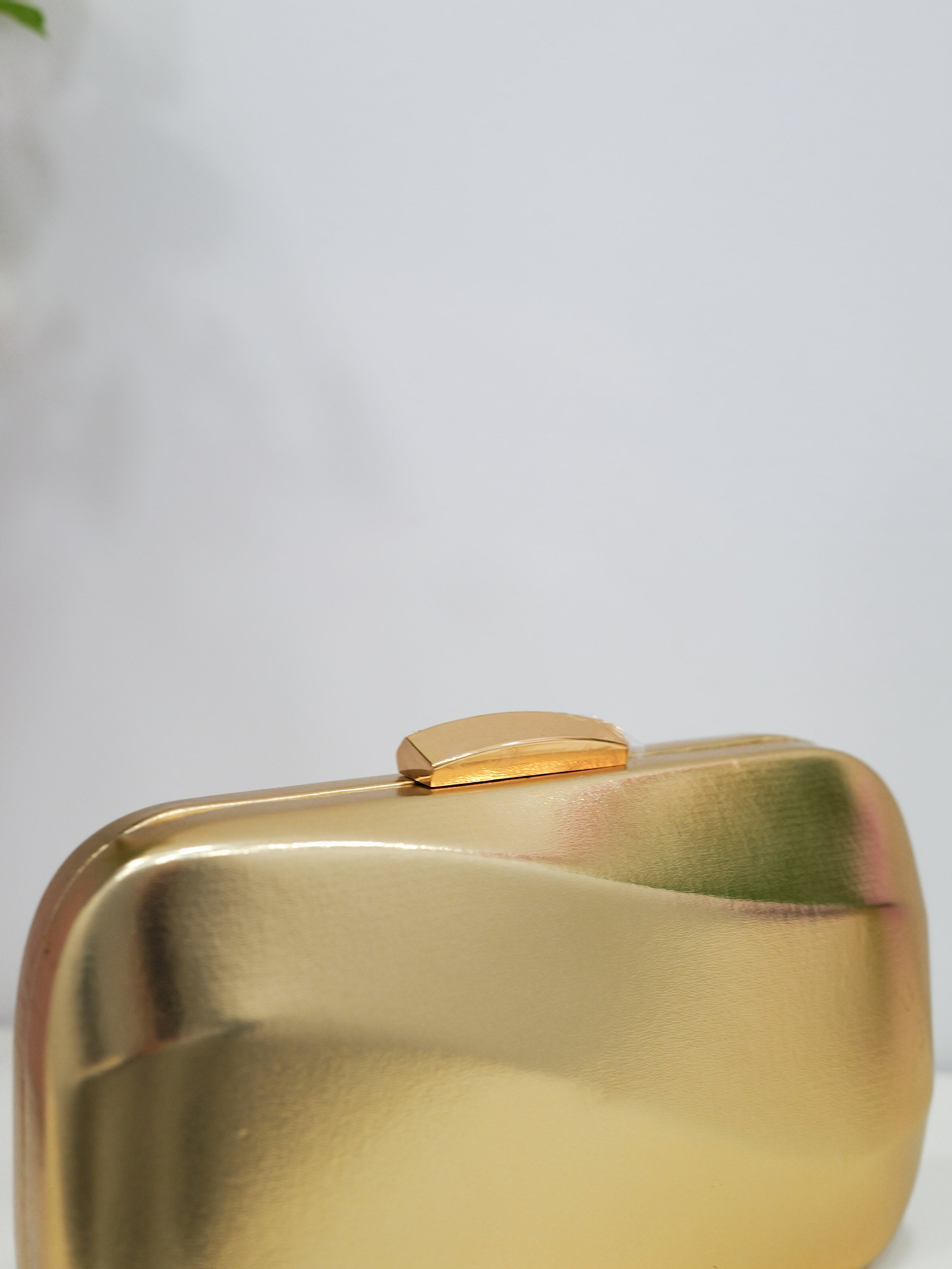 Golden wave effect clutch