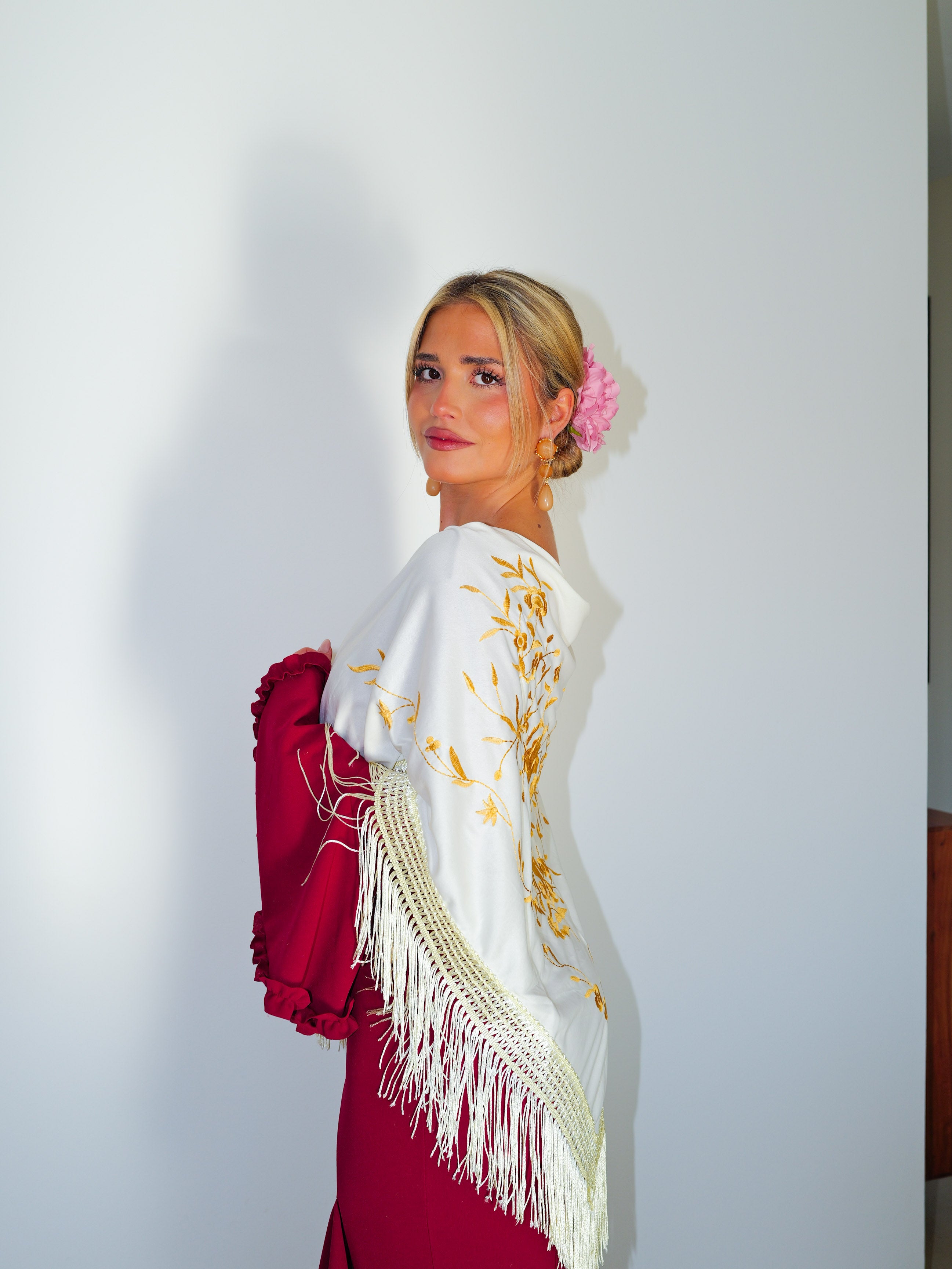 Flamenco shawl embroidered with cream flowers