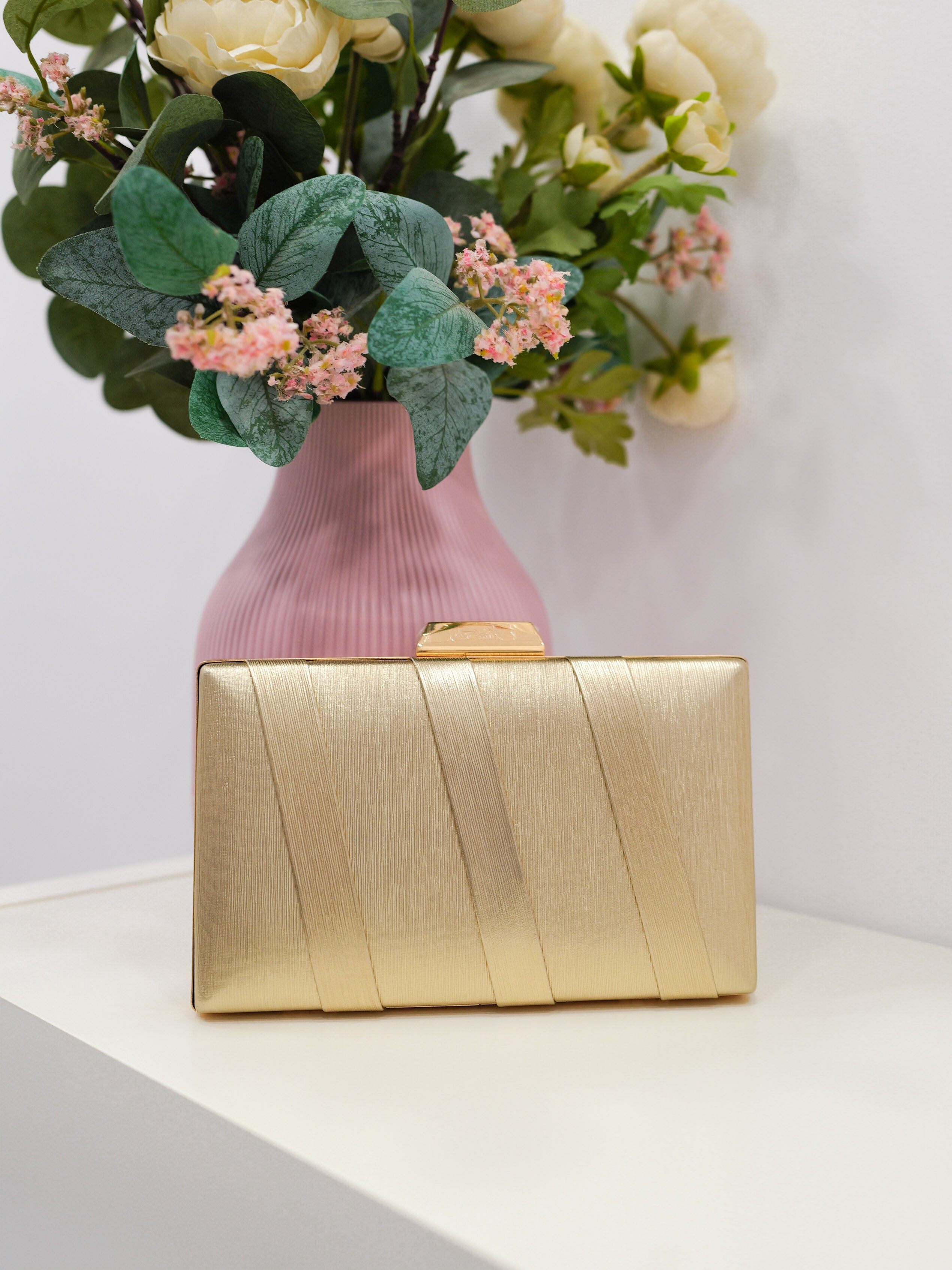 Clutch bands golden texture