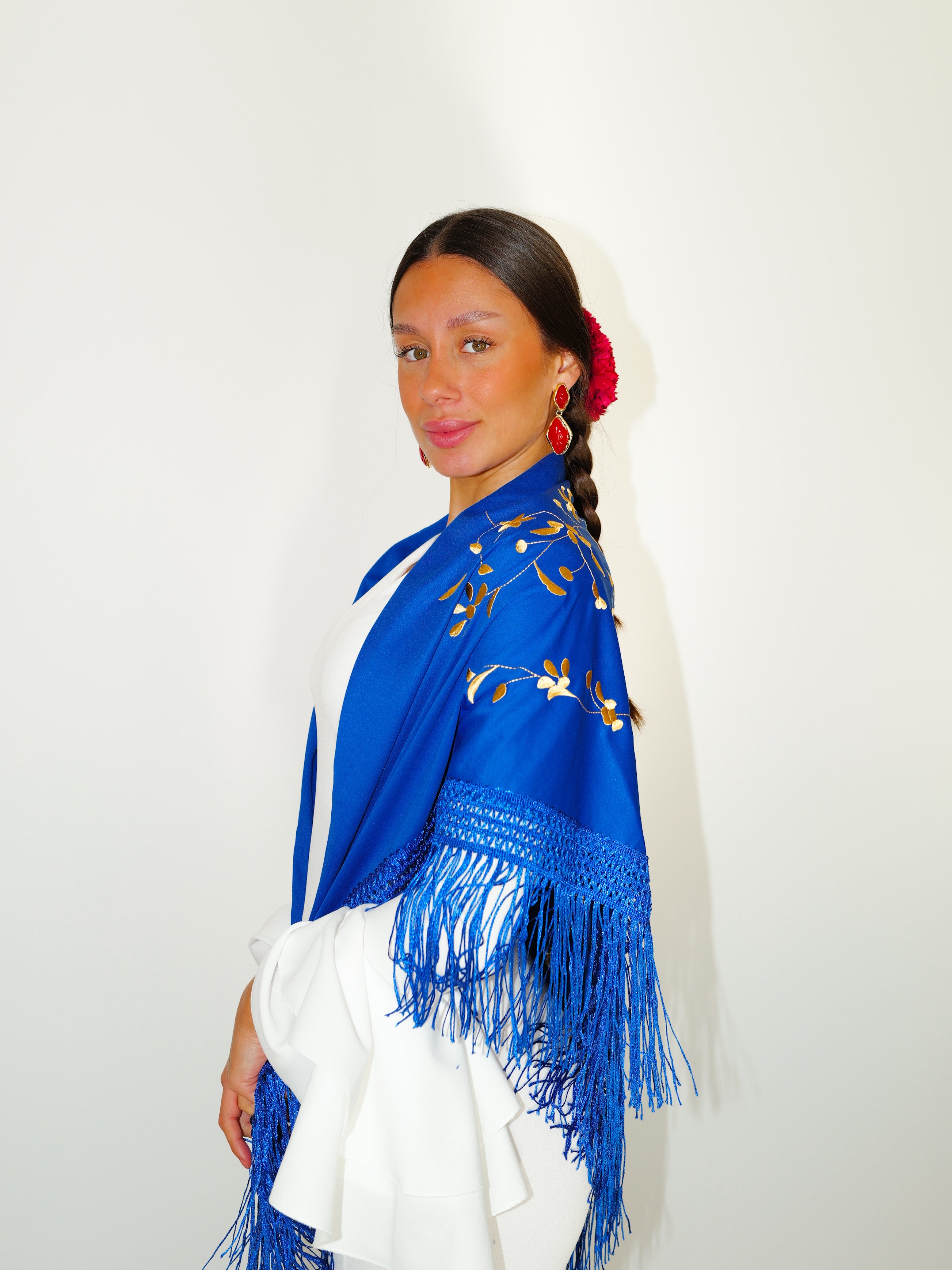 Flamenco shawl embroidered with electric flowers