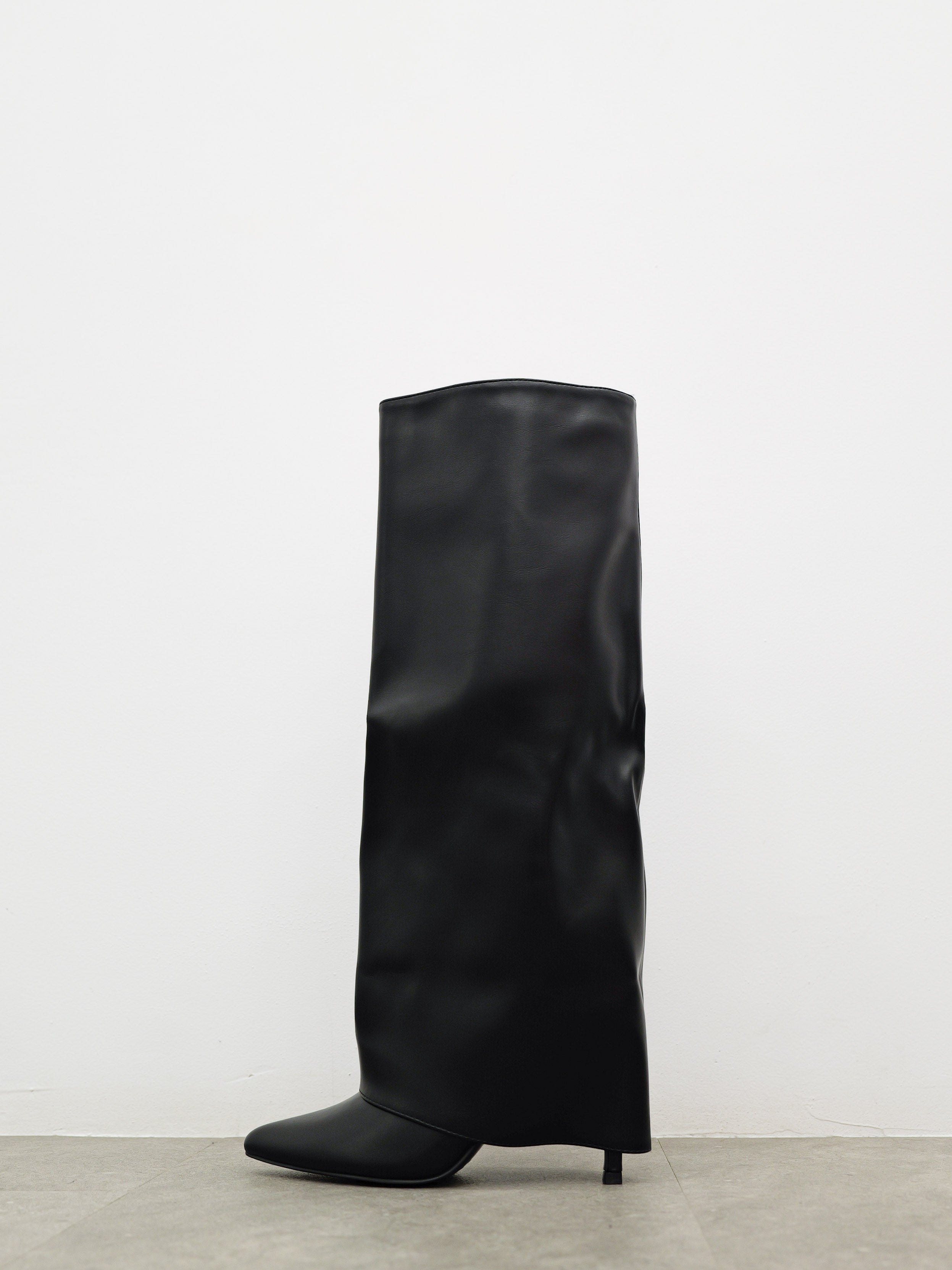 Heeled boot with black smooth toe