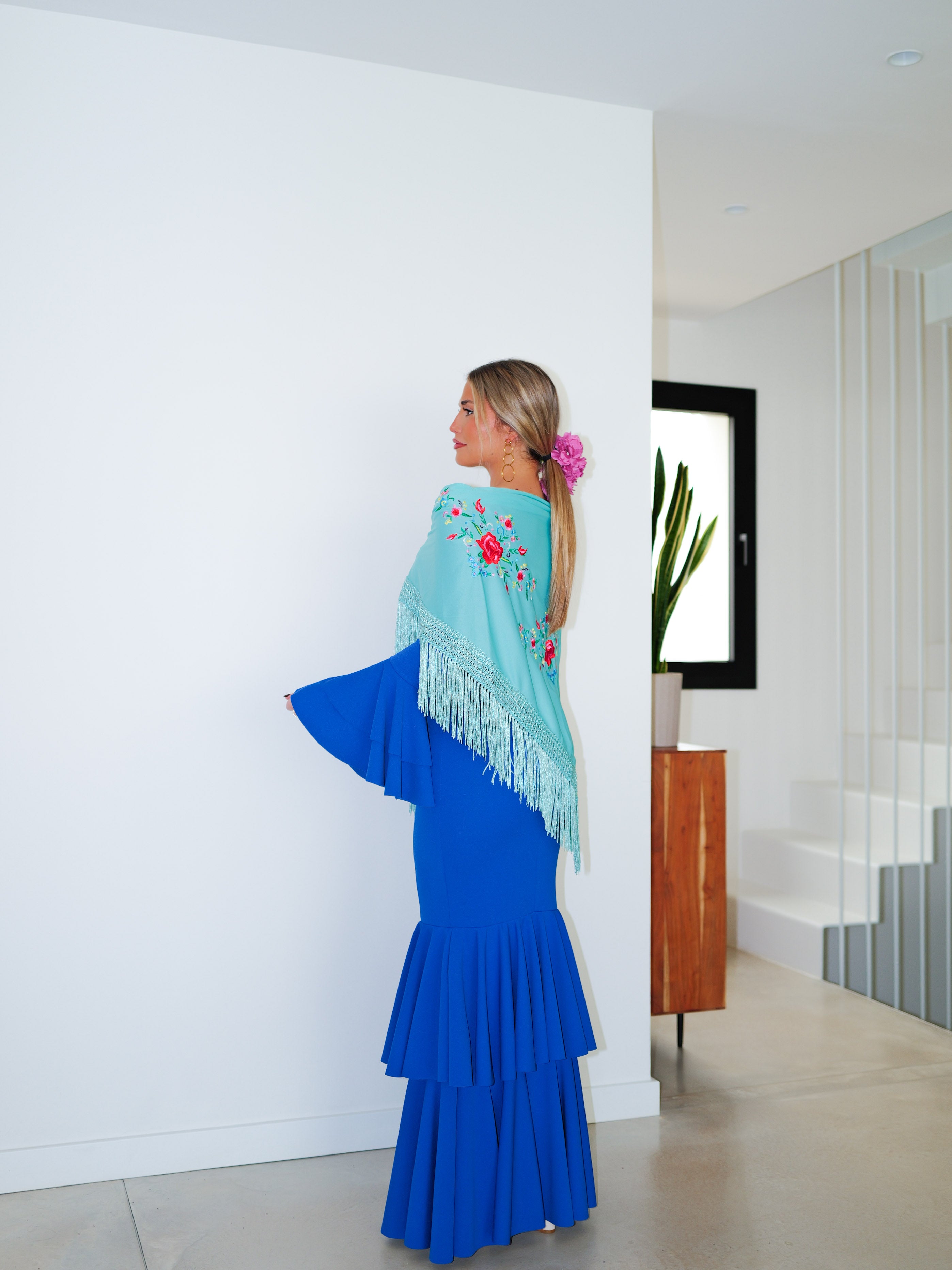 Embroidered flamenco shawl with turquoise flowers