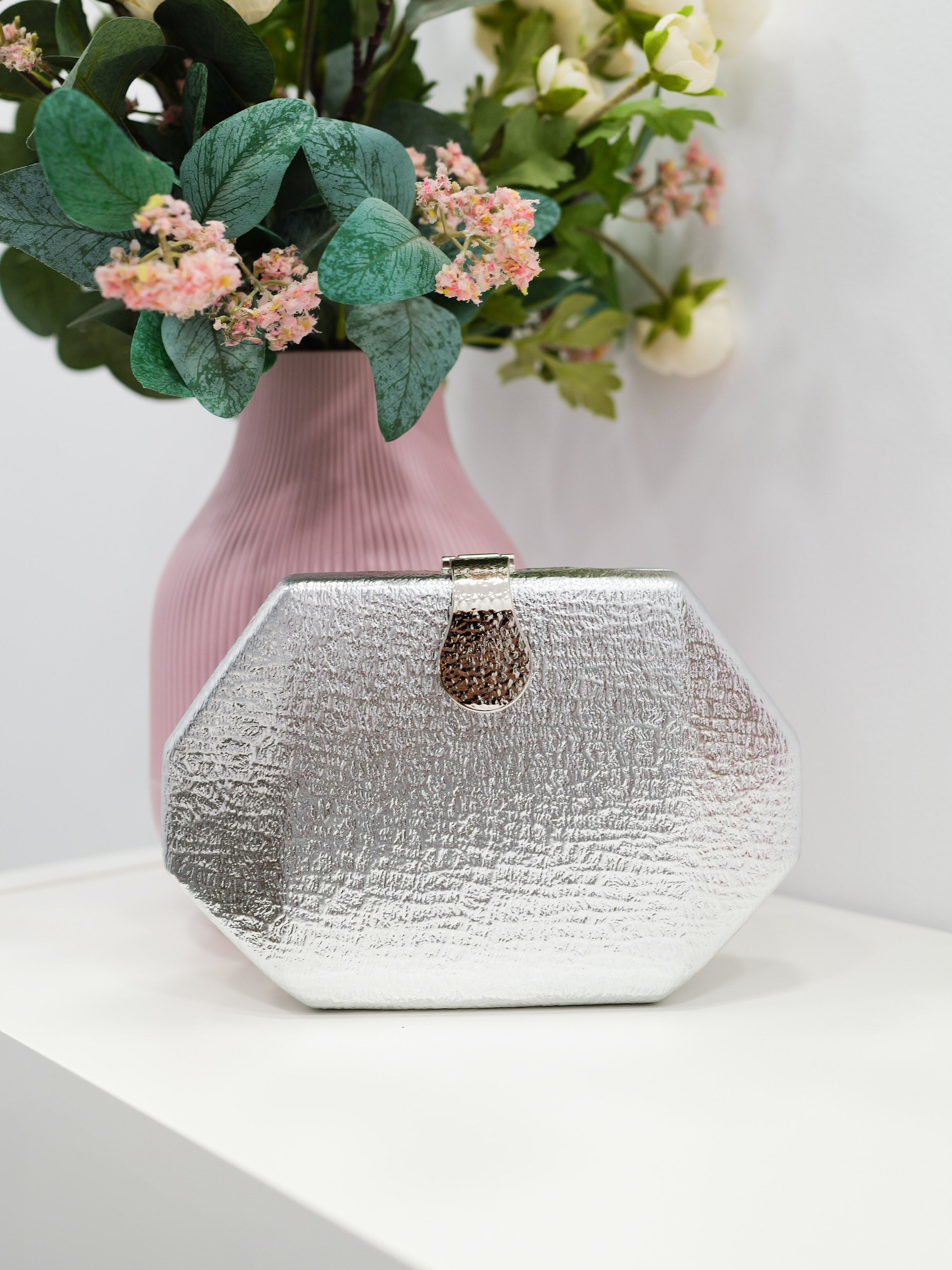 Clutch texture silver clasp