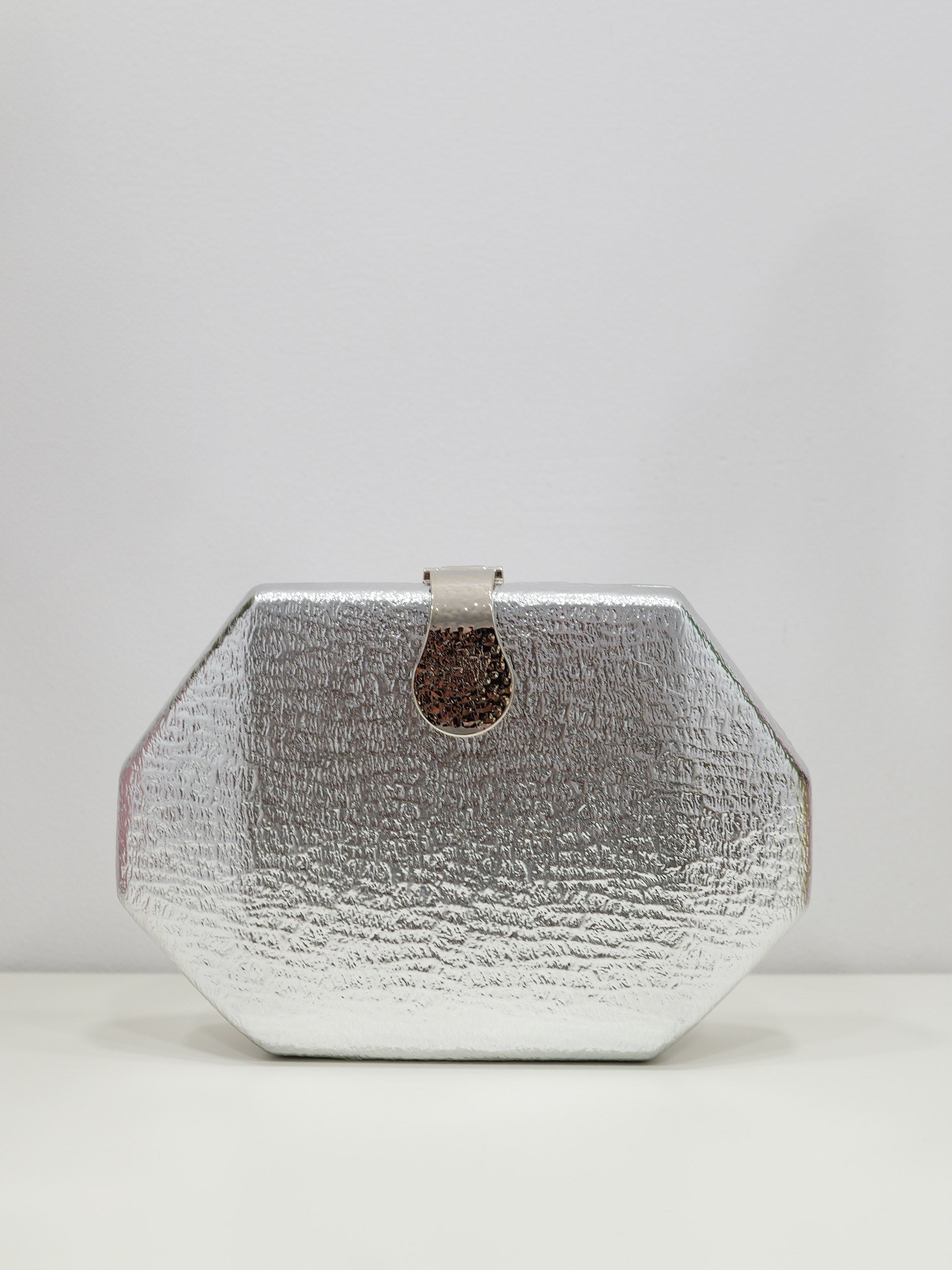 Clutch texture silver clasp